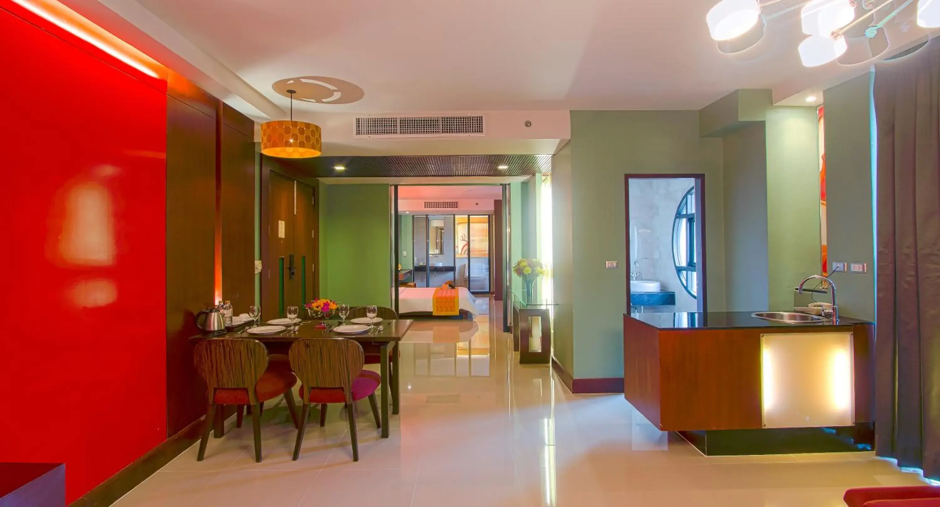 Dining area in Long Beach Garden Hotel & Pavilions