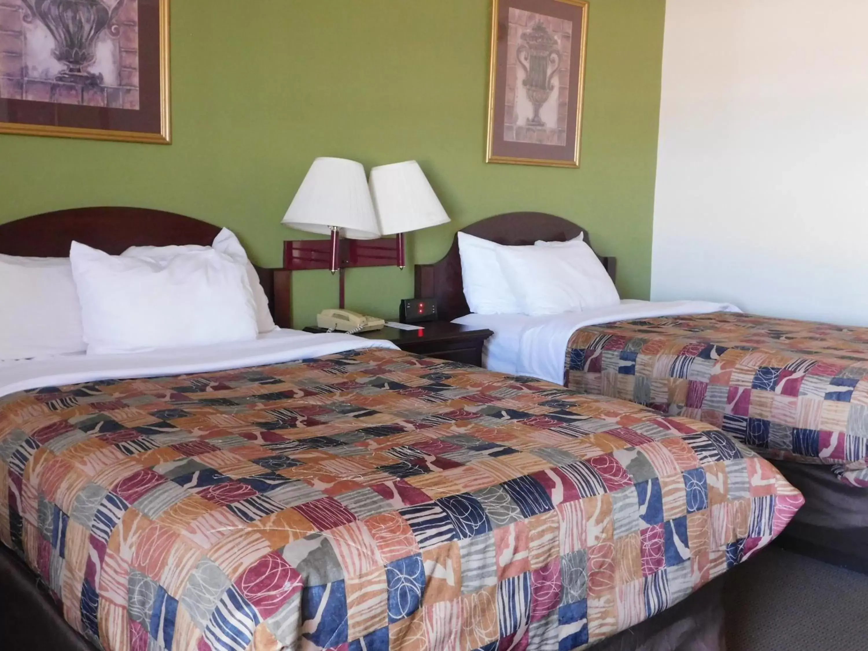 Bed in Quality Inn & Suites Thomasville