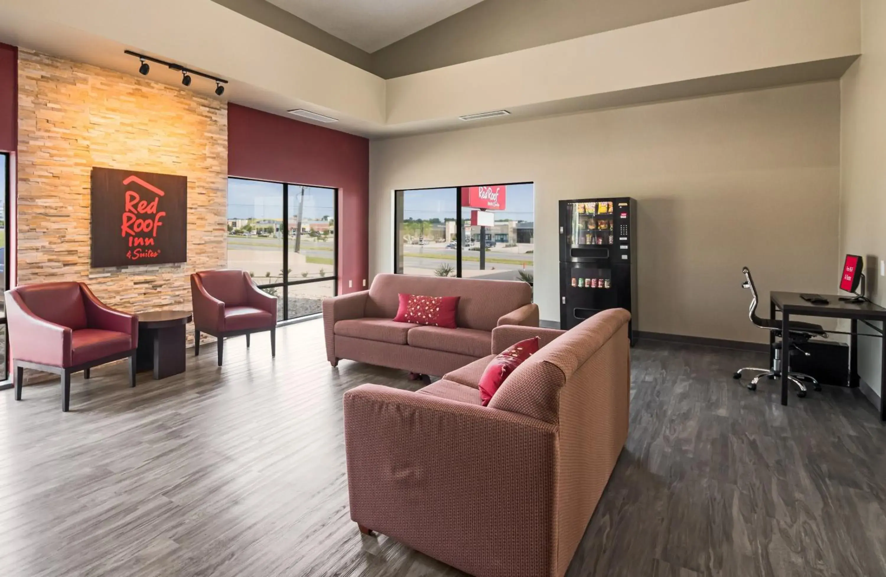 Lobby or reception, Lounge/Bar in Red Roof Inn & Suites Austin East - Manor