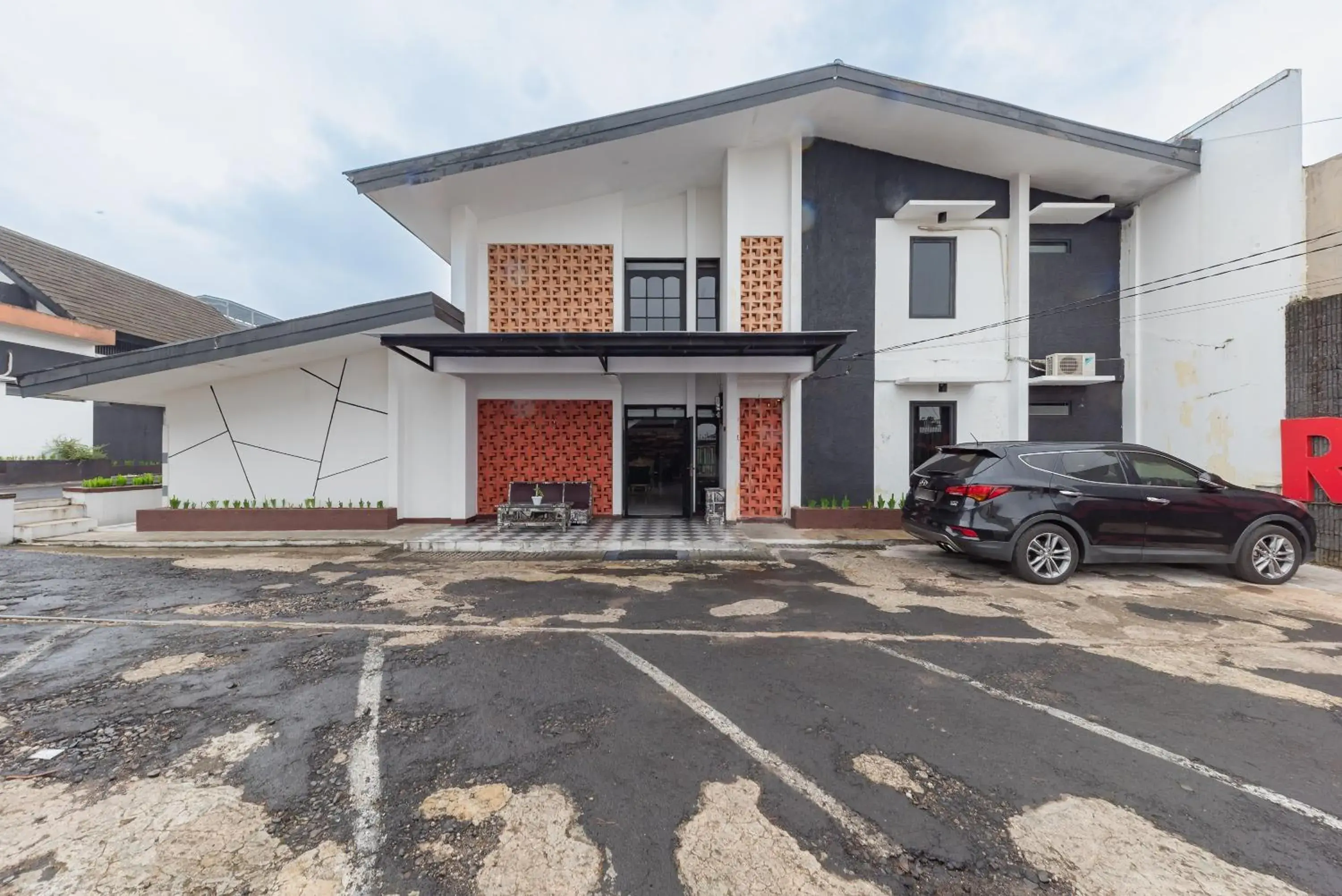 Property building in RedDoorz near Taman Kota Lapang Merdeka Sukabumi Property building in RedDoorz near Taman Kota Lapang Merdeka Sukabumi