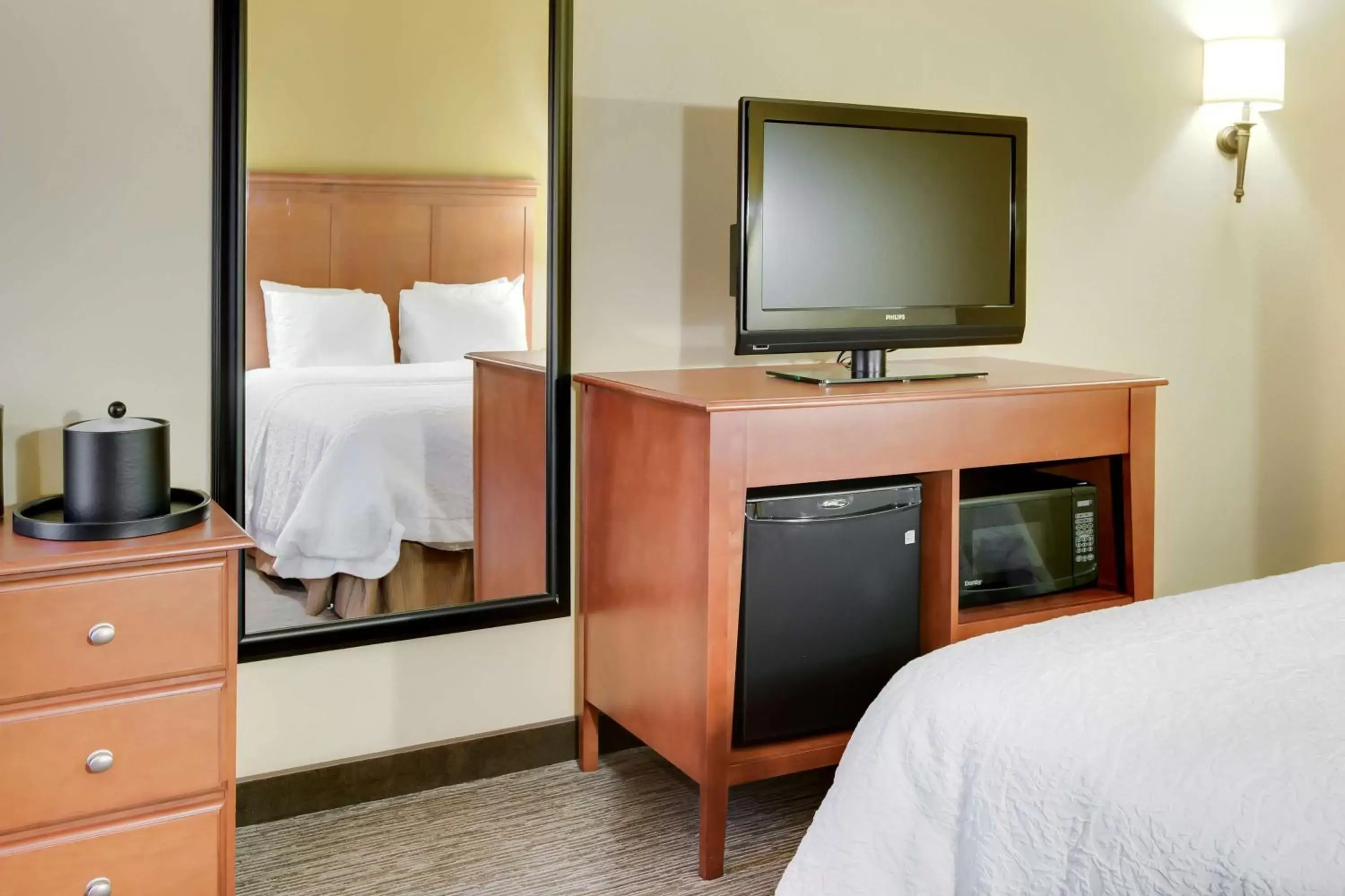 Bed, TV/Entertainment Center in Hampton Inn Pittsburgh/Airport