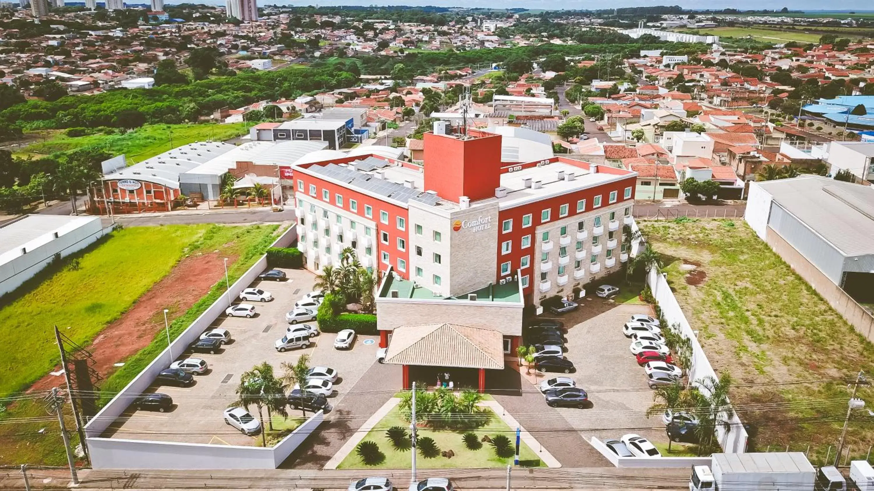 Facade/entrance, Bird's-eye View in Comfort Hotel Araraquara