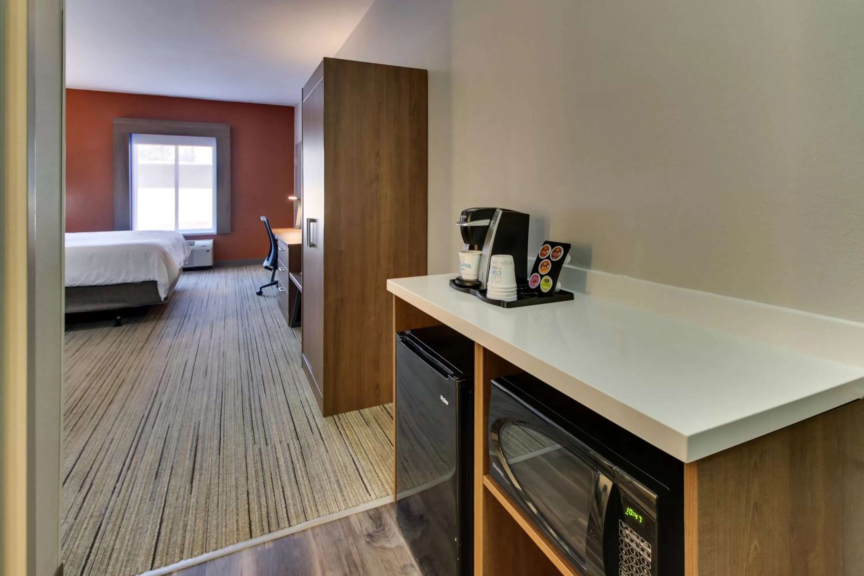 Coffee/tea facilities, Bed in Holiday Inn Express Hotel & Suites Austell Powder Springs by IHG