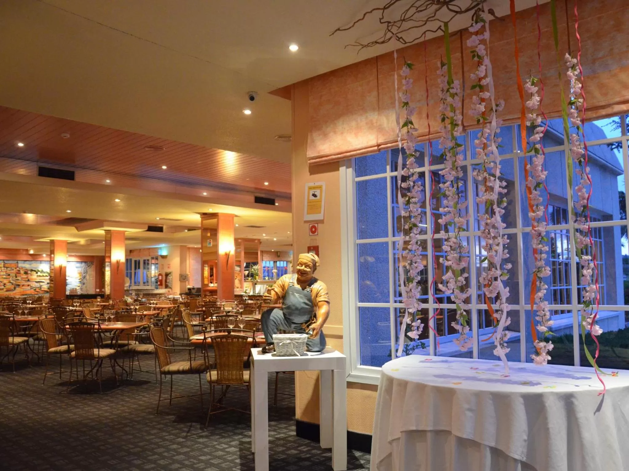 Restaurant/places to eat in Beatriz Toledo Auditorium & Spa