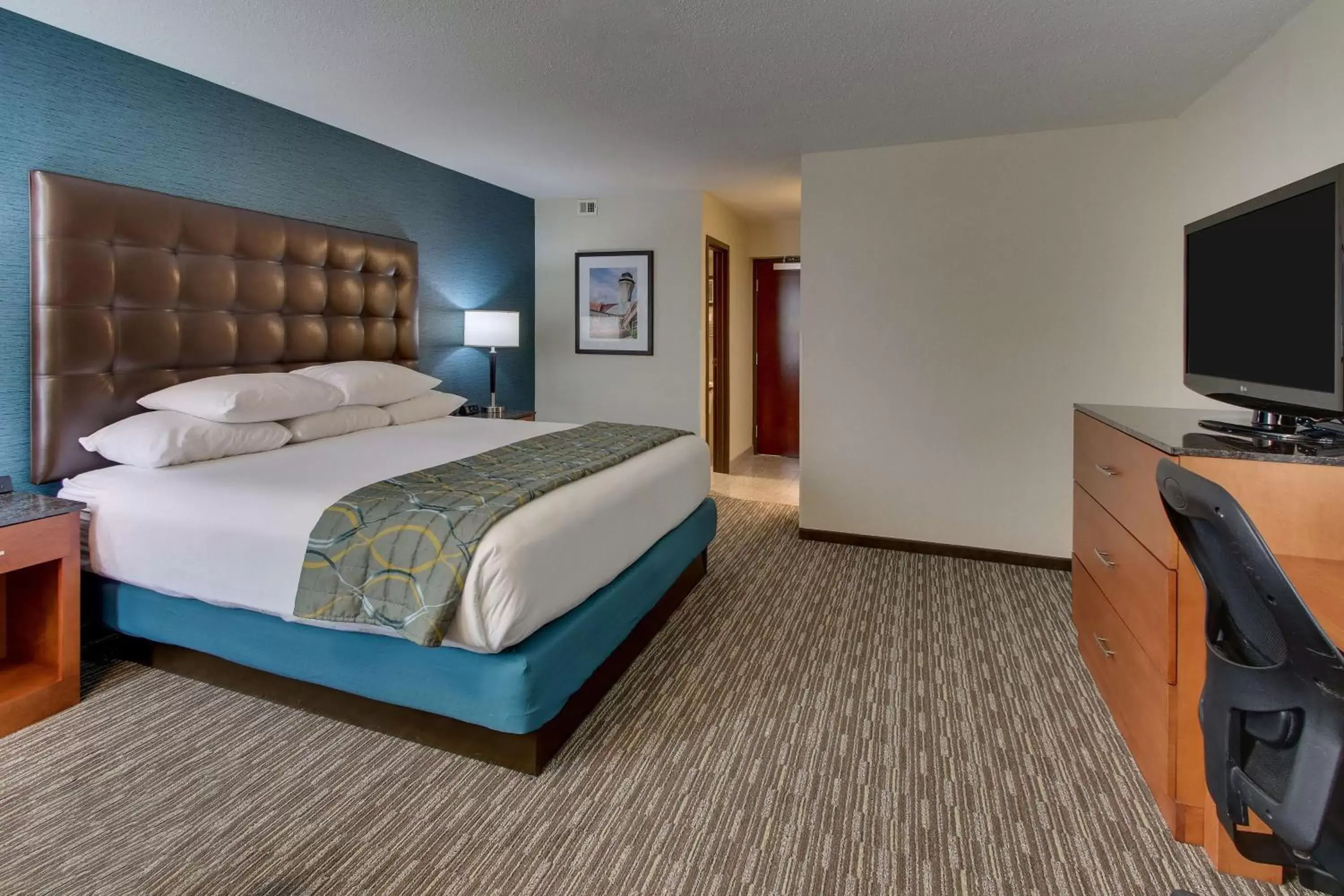 Photo of the whole room, Bed in Pear Tree Inn St. Louis Airport