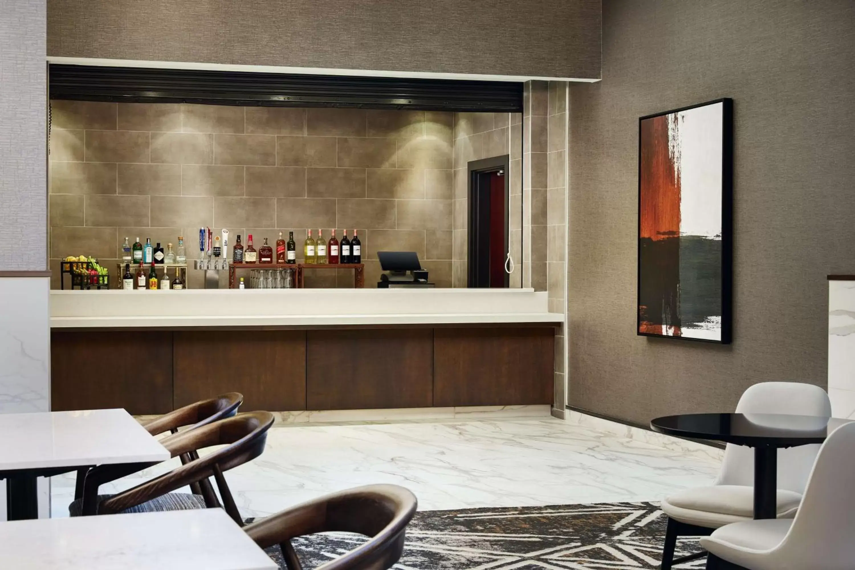 Lounge or bar in Embassy Suites Huntsville