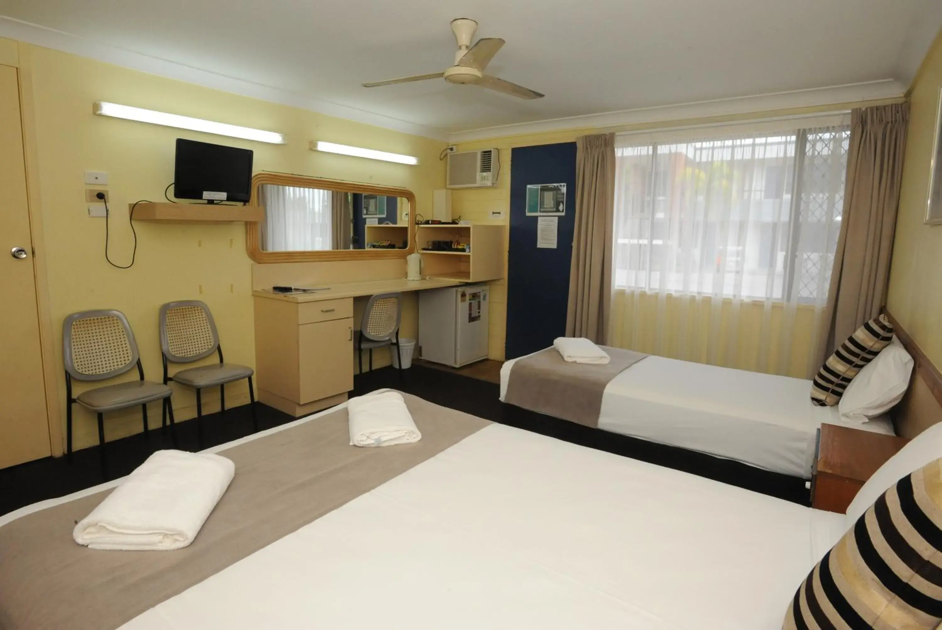 Budget Twin Room in Shoredrive Motel
