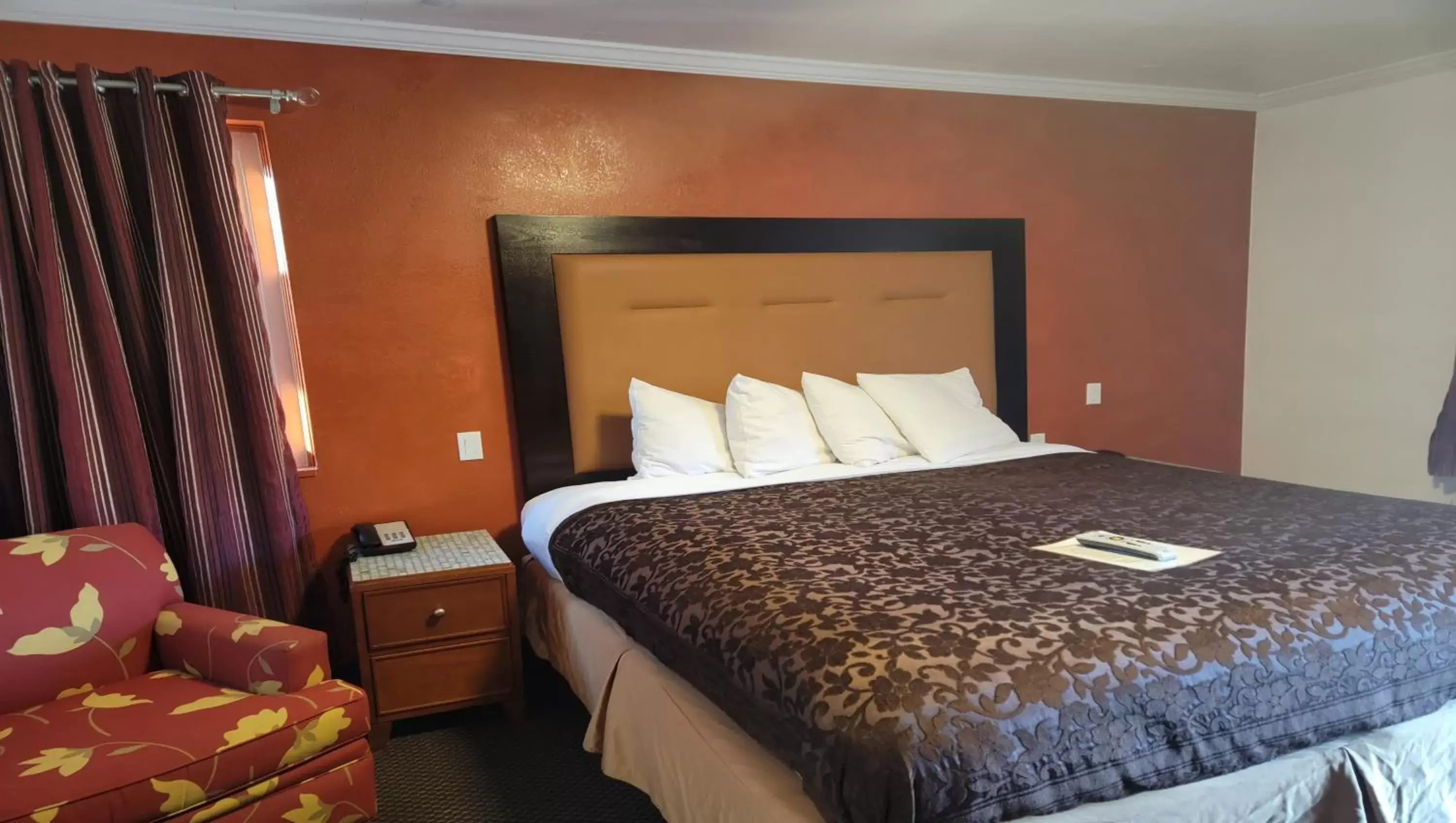 Photo of the whole room, Bed in Magnuson Cedar City