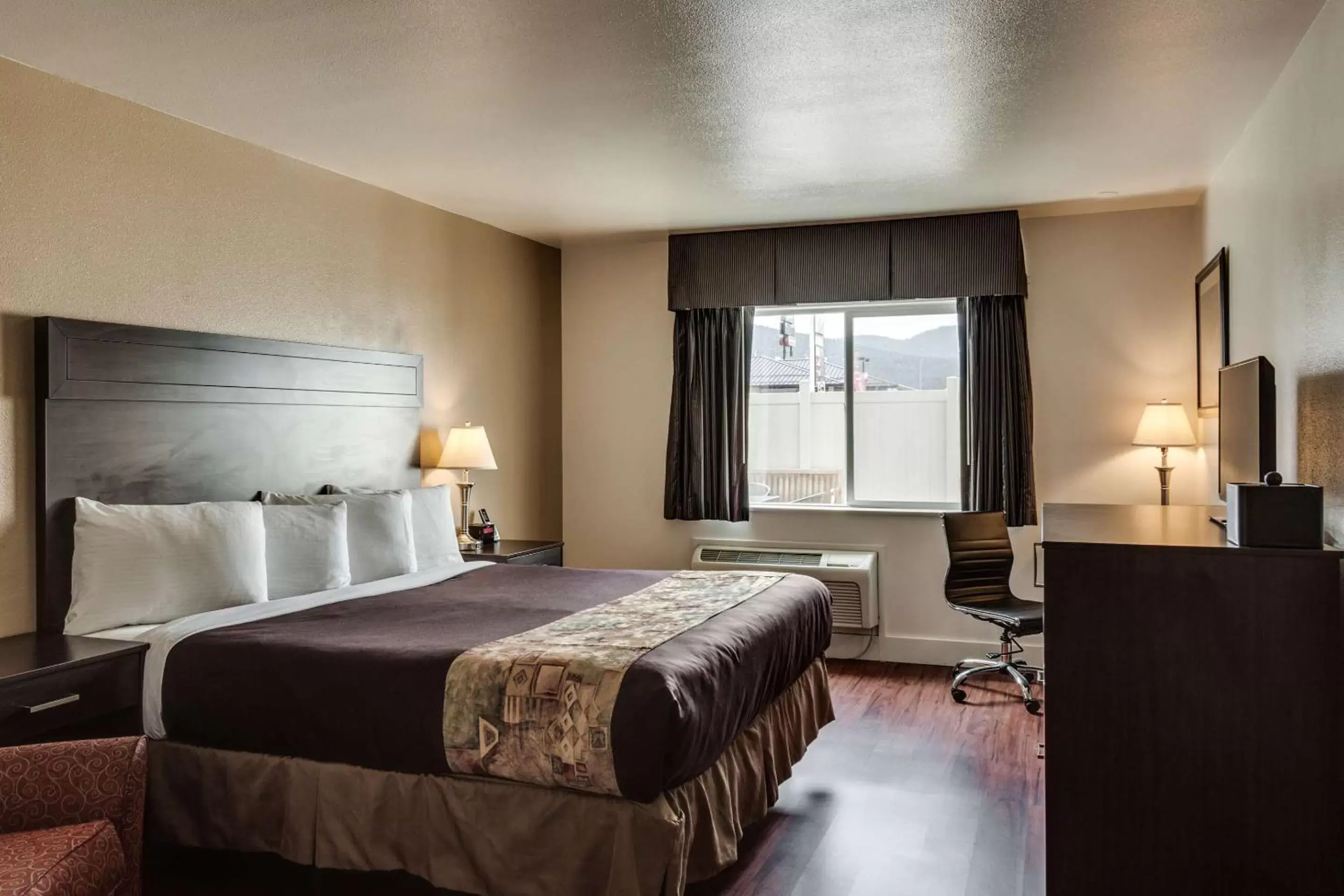 Bedroom, Bed in SureStay Plus Hotel by Best Western Post Falls