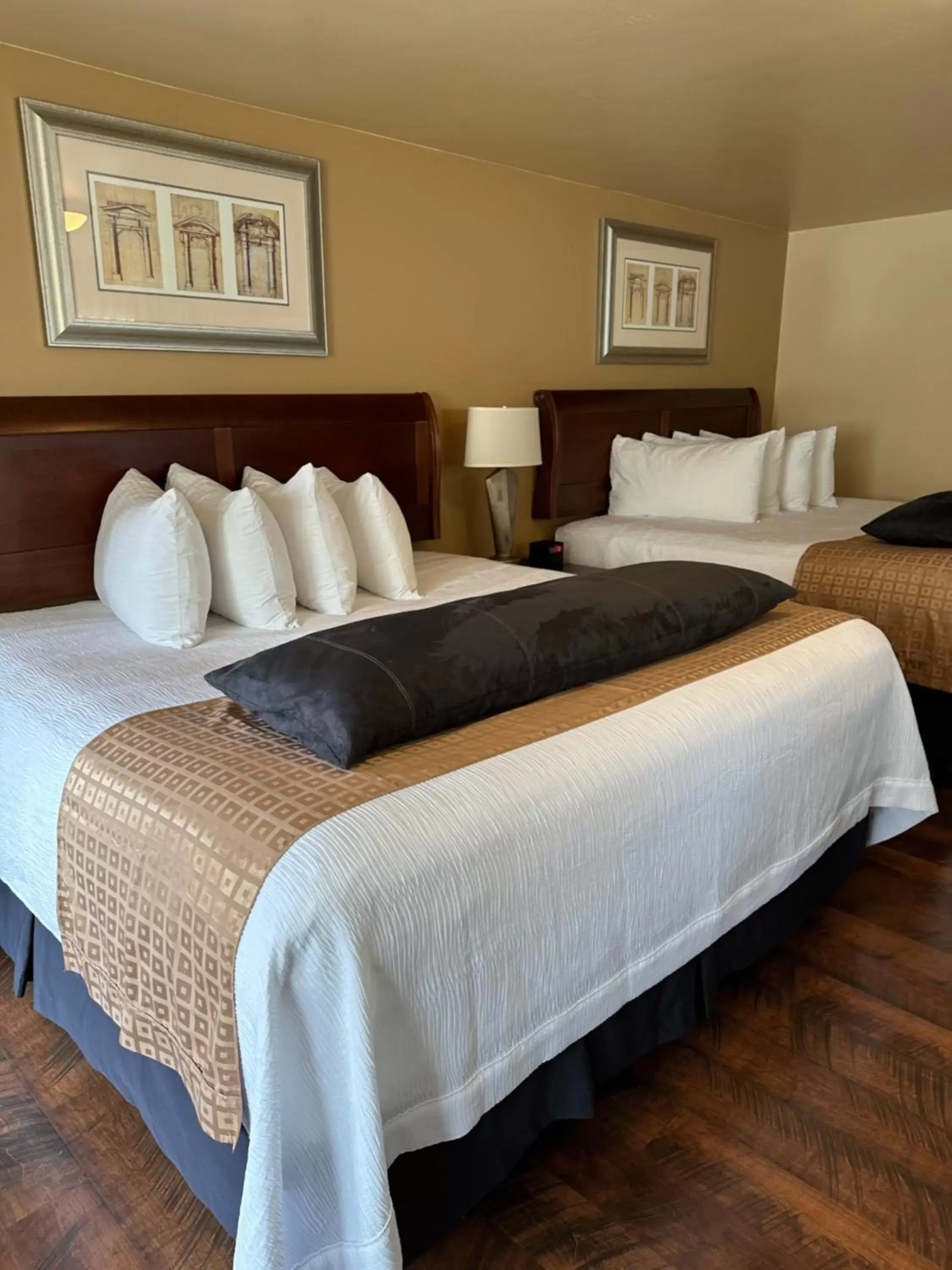 Bed in Abram Inn & Suites