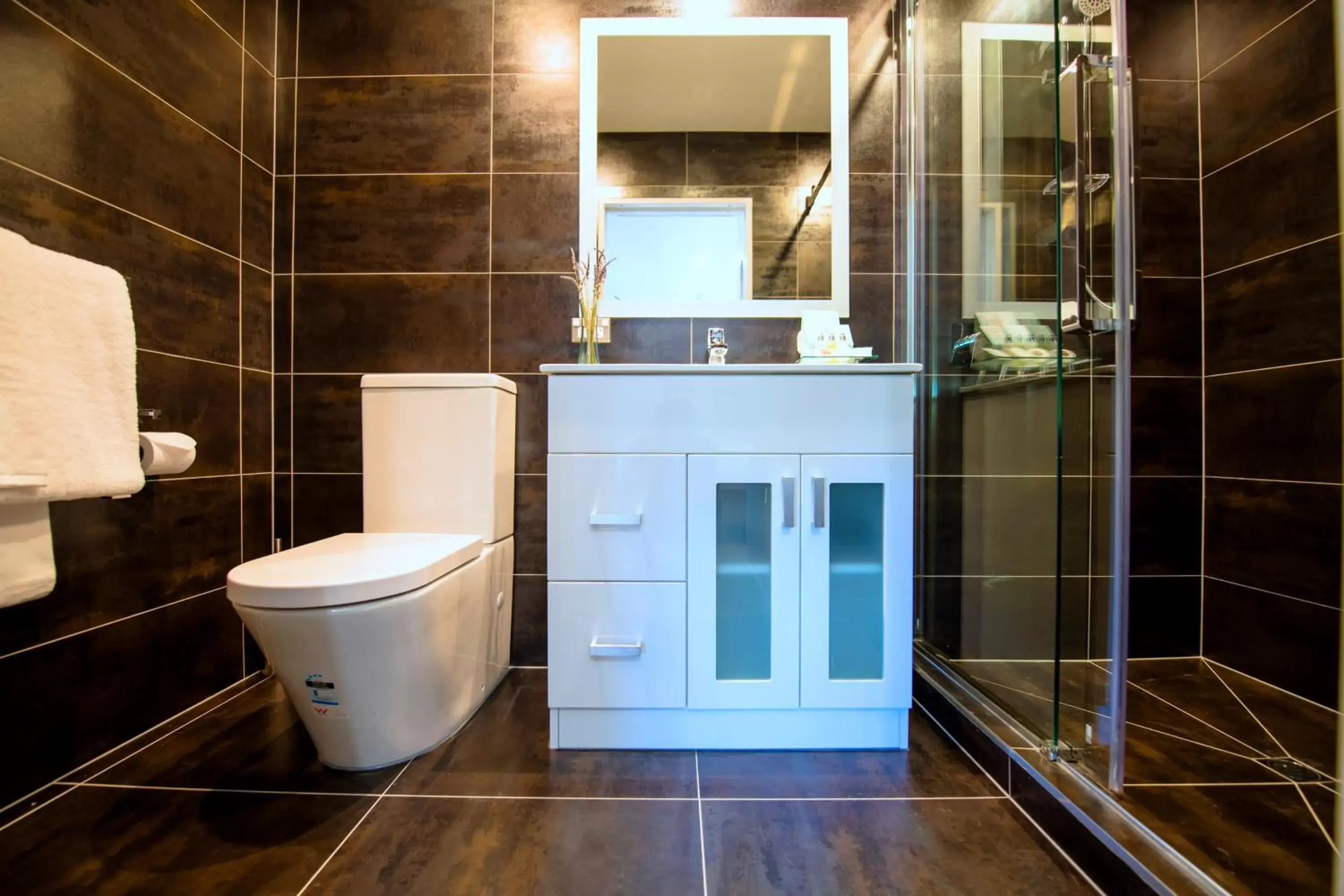 Shower, Bathroom in Best Western Alpine Hotel