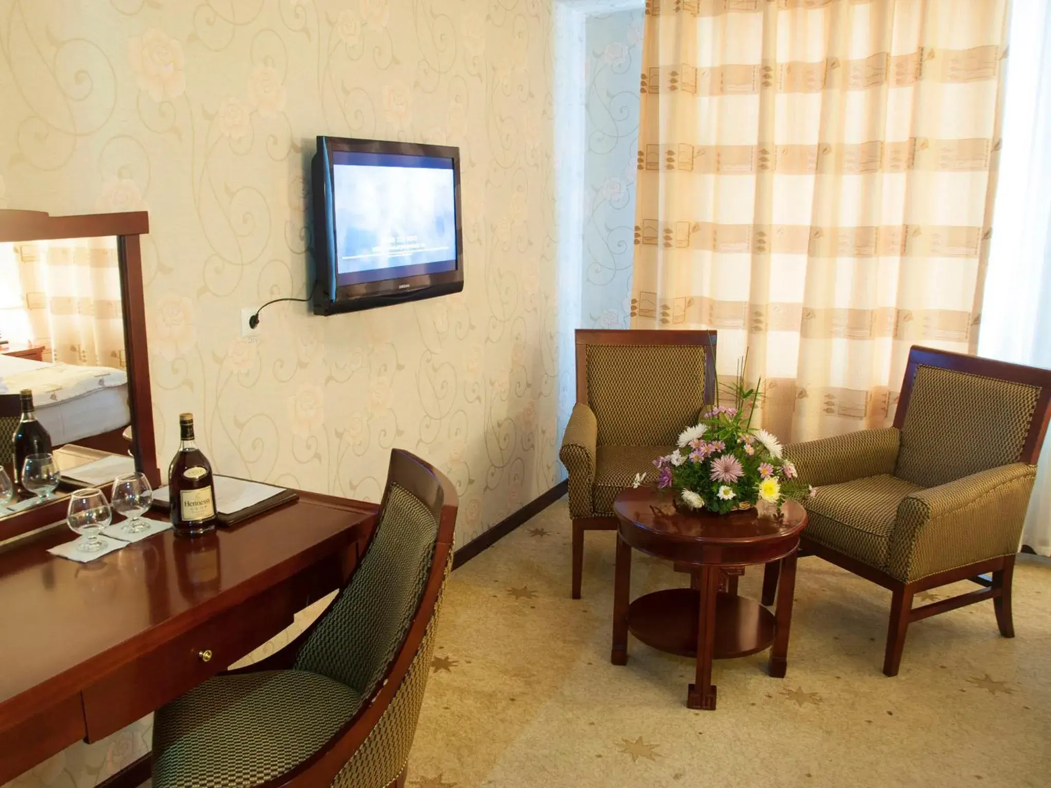 Seating area, TV/Entertainment Center in Golden Valley Hotel