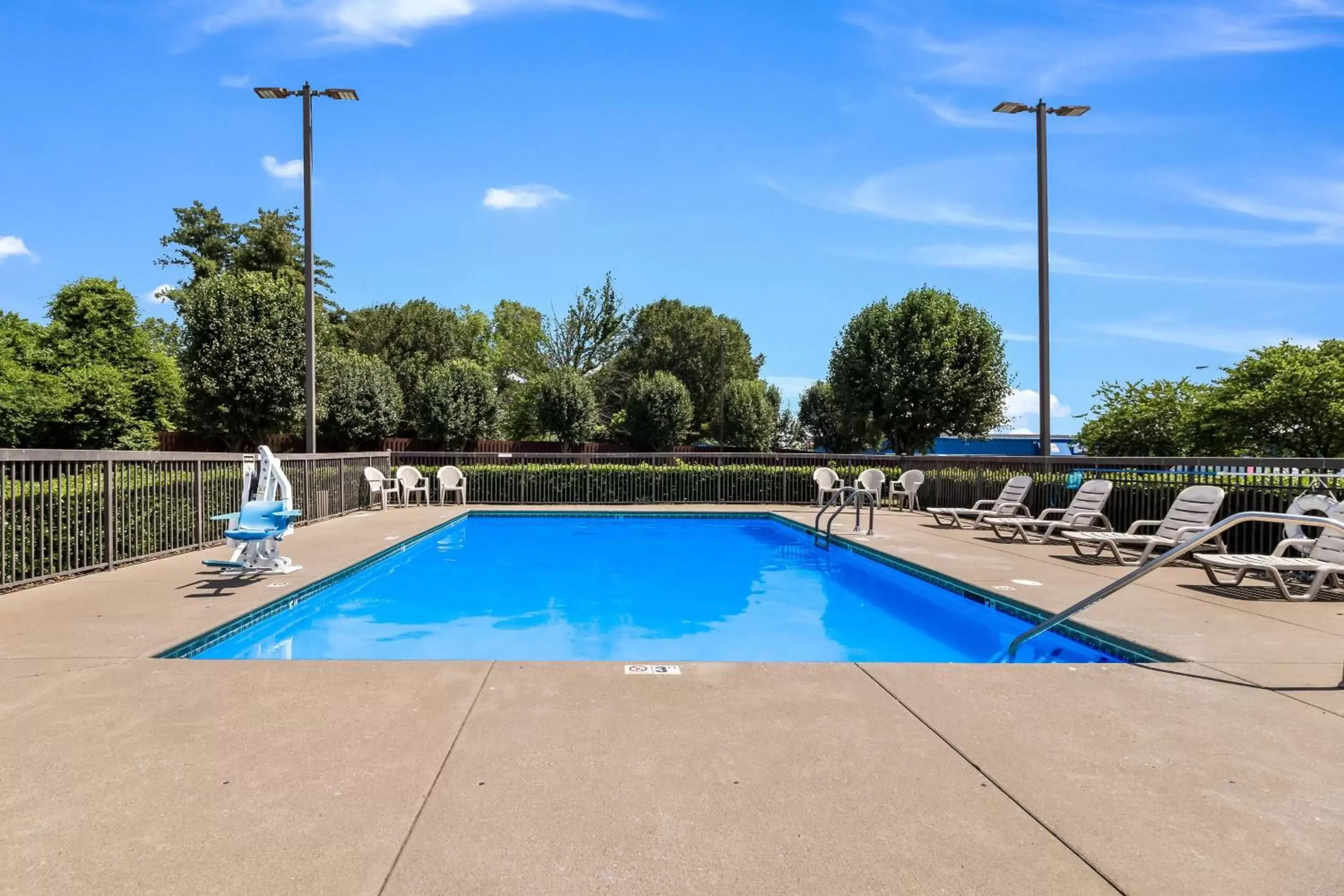 Swimming pool in Red Roof Inn Murfreesboro Swimming pool in Red Roof Inn Murfreesboro