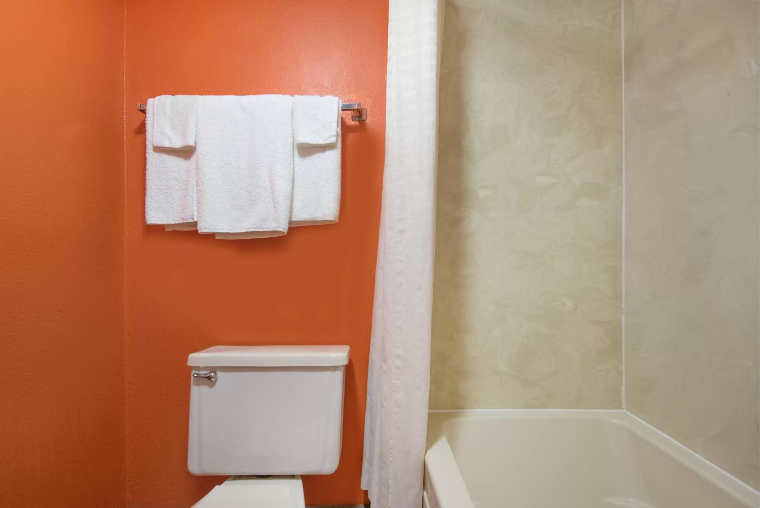 Bathroom in Howard Johnson by Wyndham San Marcos