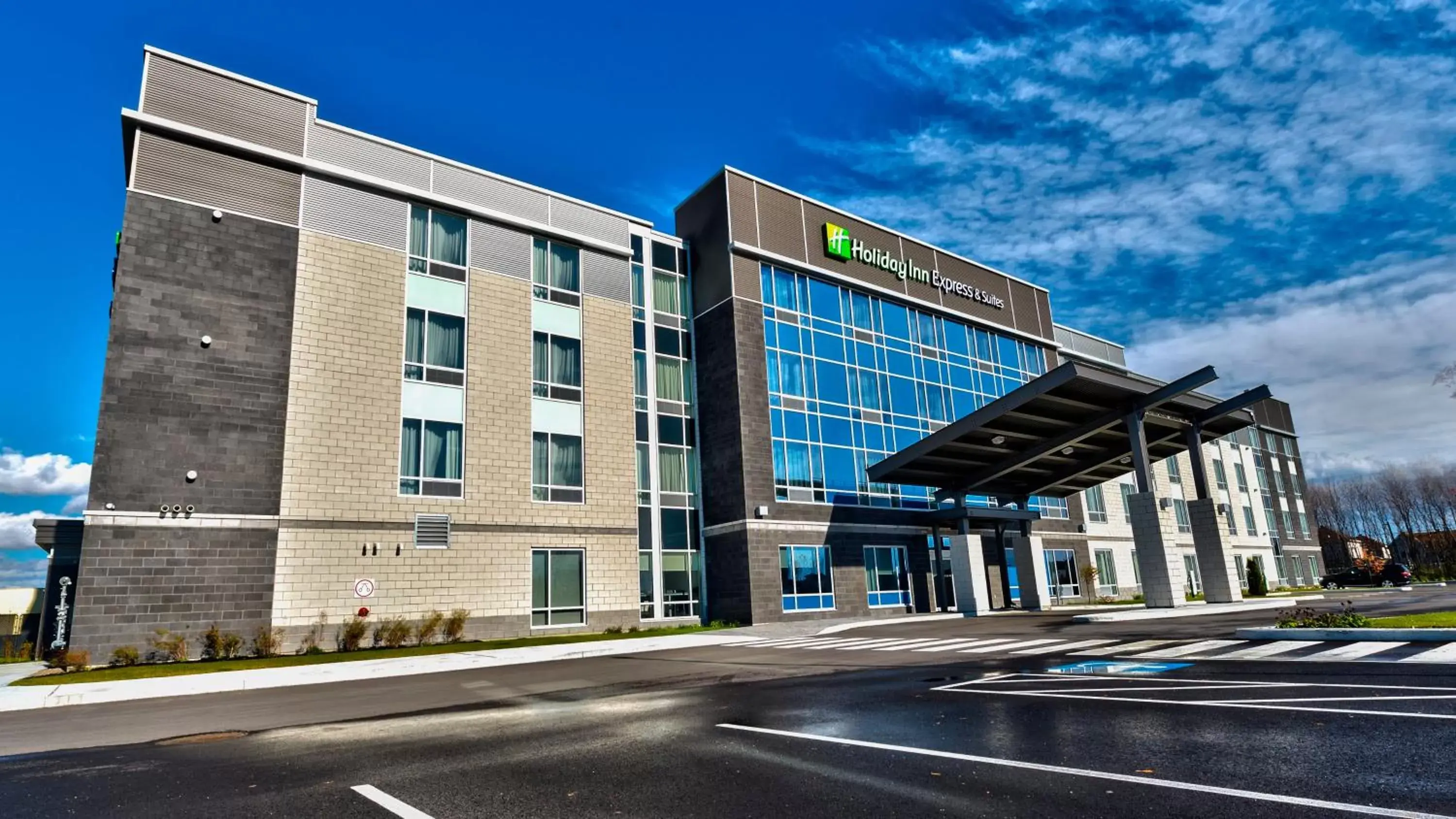 Property Building in Holiday Inn Express & Suites Vaudreuil-Dorion, an IHG Hotel