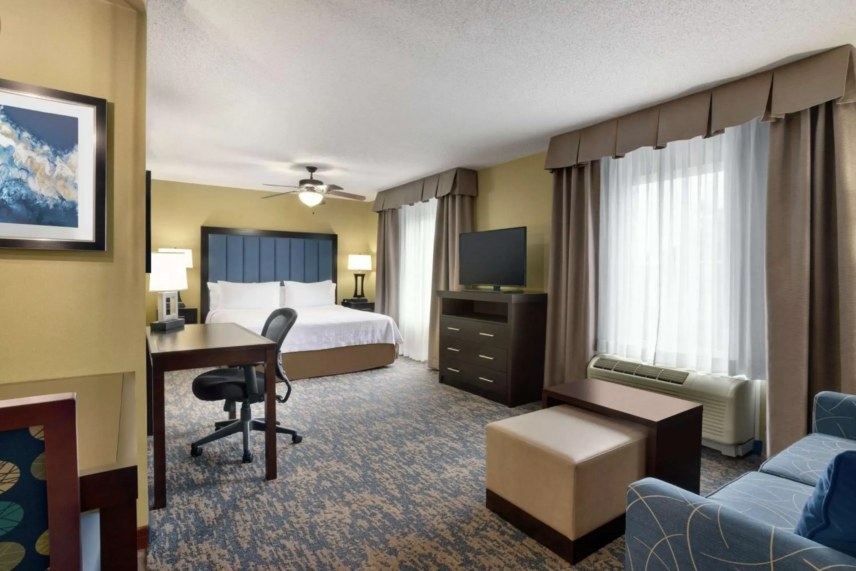 Bedroom, TV/Entertainment Center in Homewood Suites by Hilton Fort Smith
