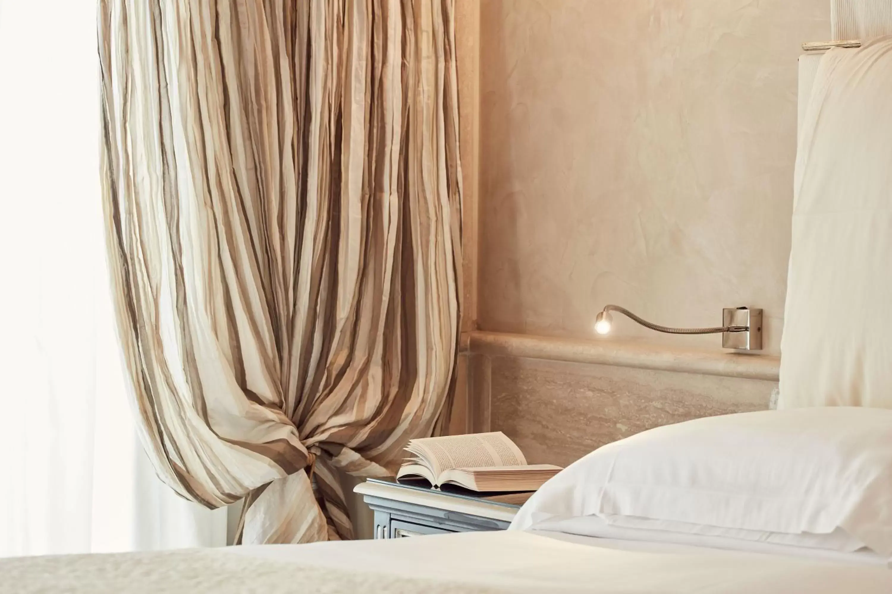 Bed, Bathroom in Hotel Barocco