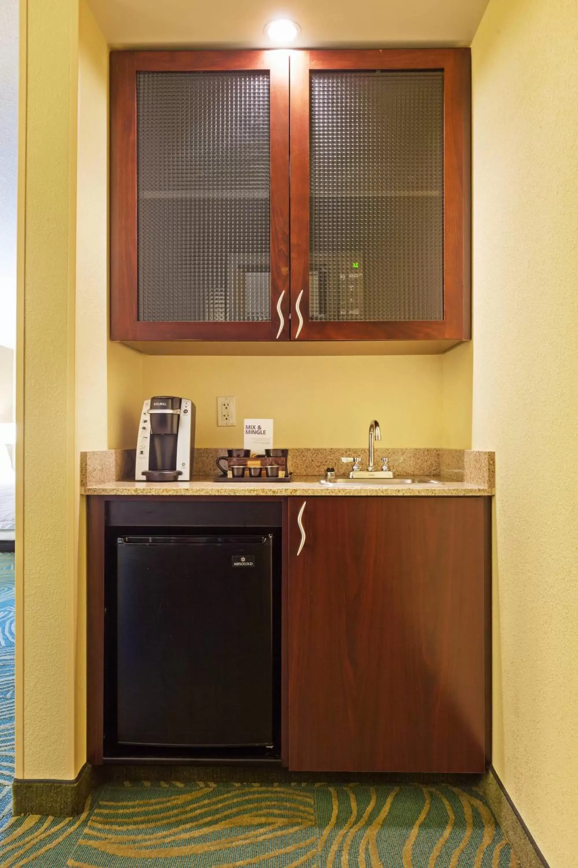 Bedroom, Kitchen/Kitchenette in SpringHill Suites Charlotte Lake Norman/Mooresville