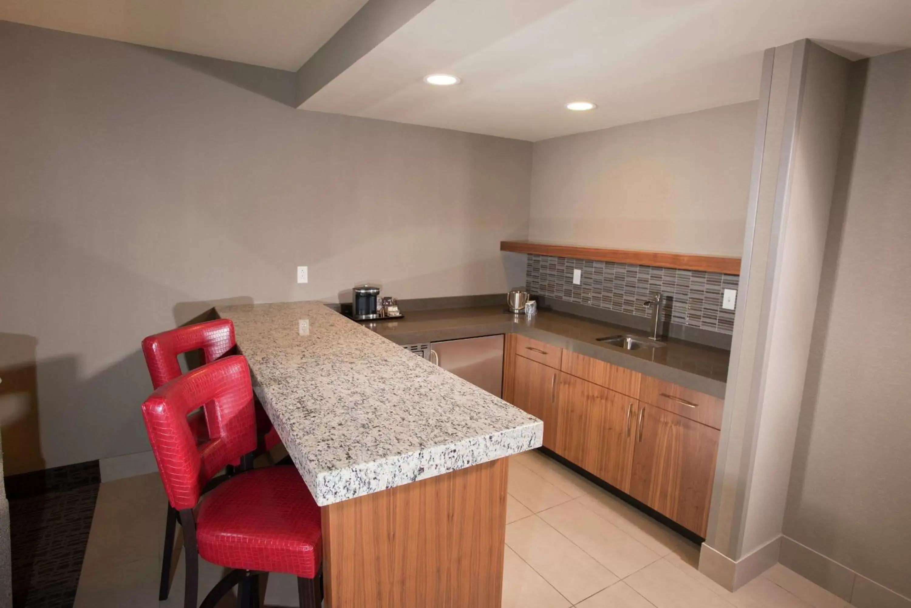 Kitchen or kitchenette, Kitchen/Kitchenette in The Broadway Columbia - a DoubleTree by Hilton Hotel