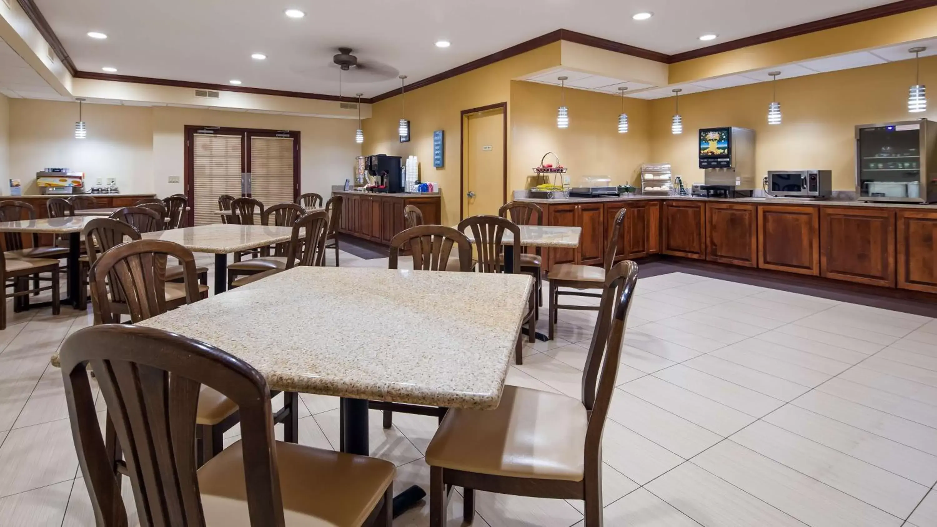 Breakfast, Restaurant/Places to Eat in Best Western Geneseo Inn