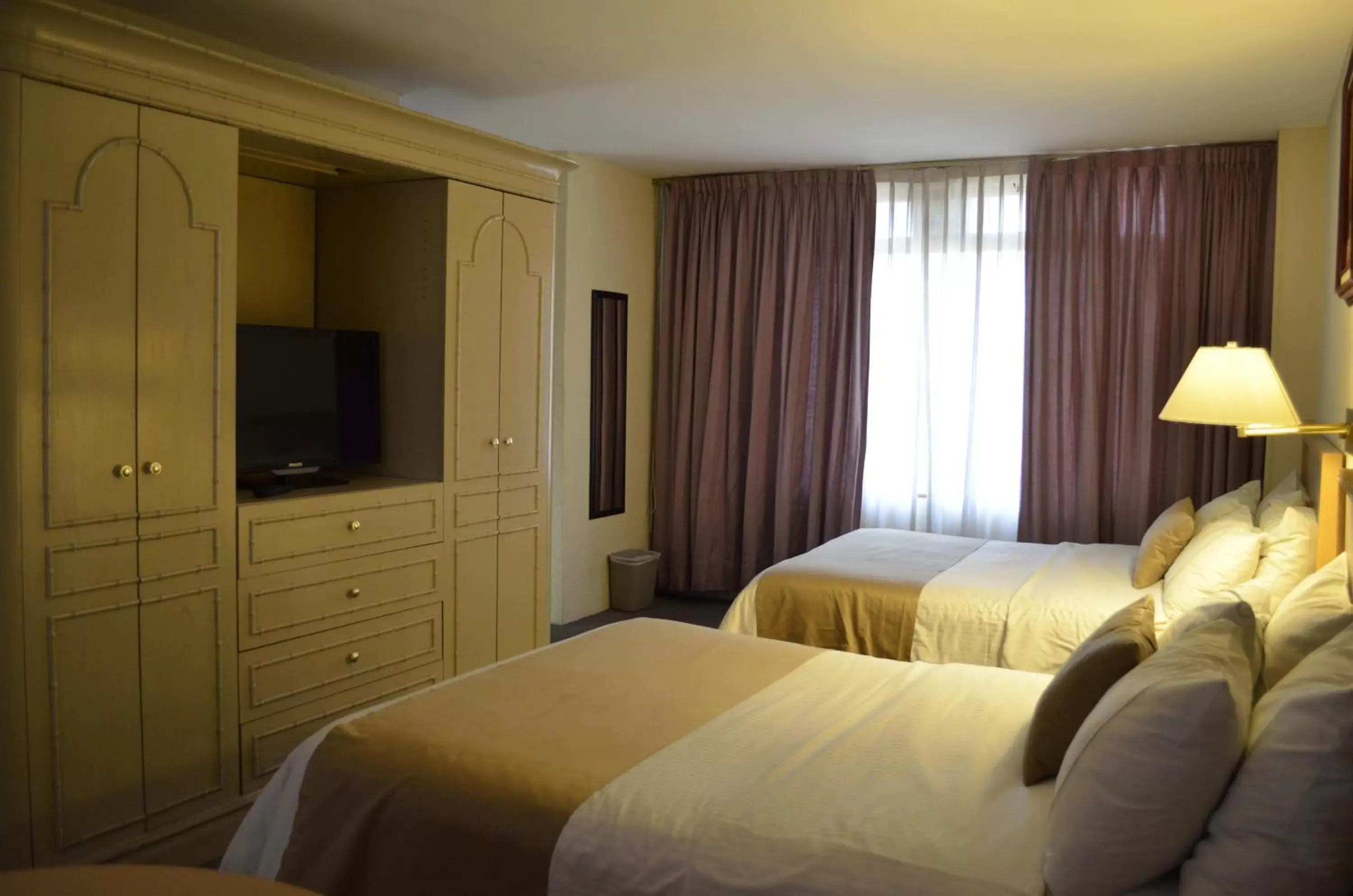 Bed in Best Western PLUS Plaza Florida & Tower