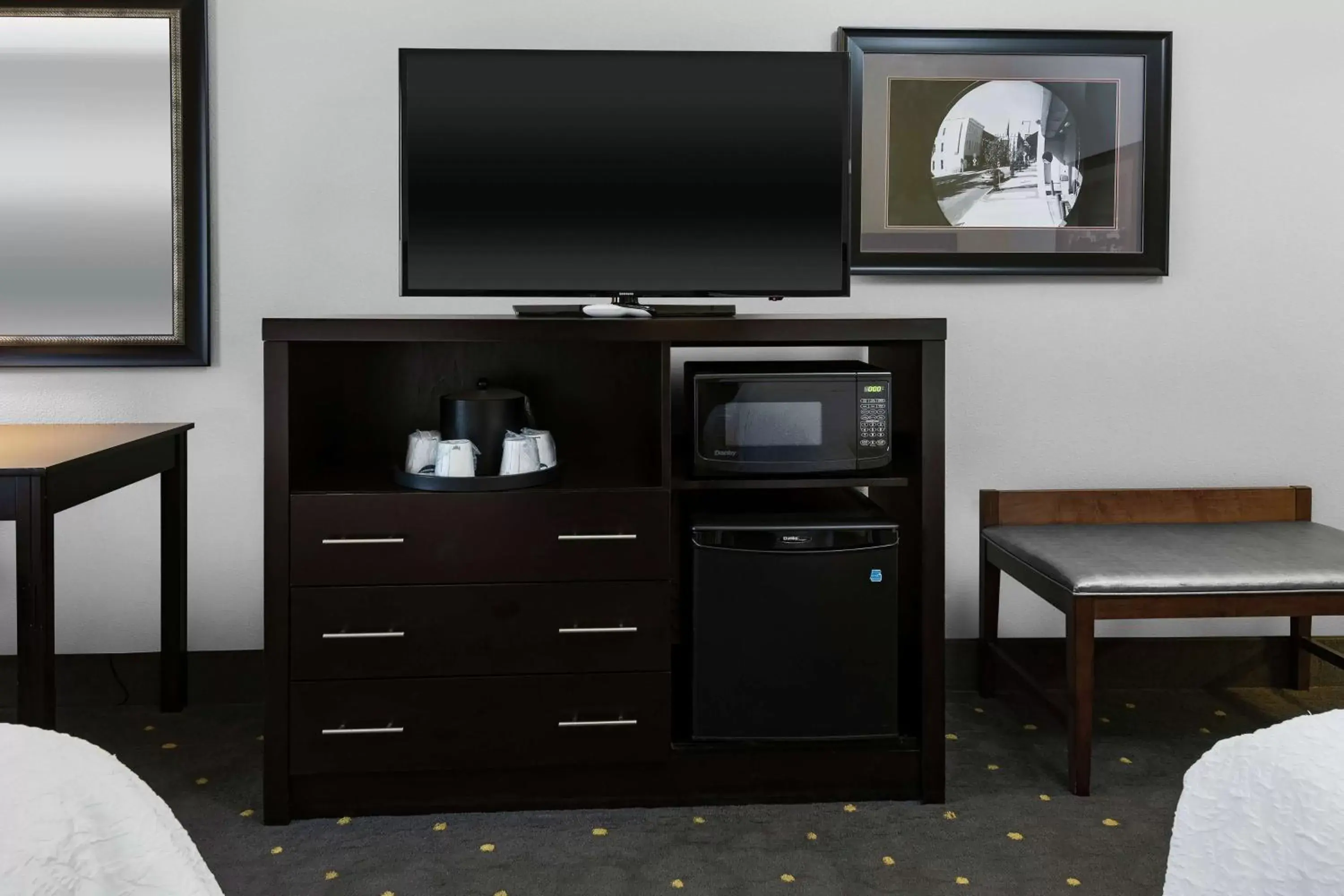 Bedroom, TV/Entertainment Center in Hampton Inn & Suites - Raleigh Downtown