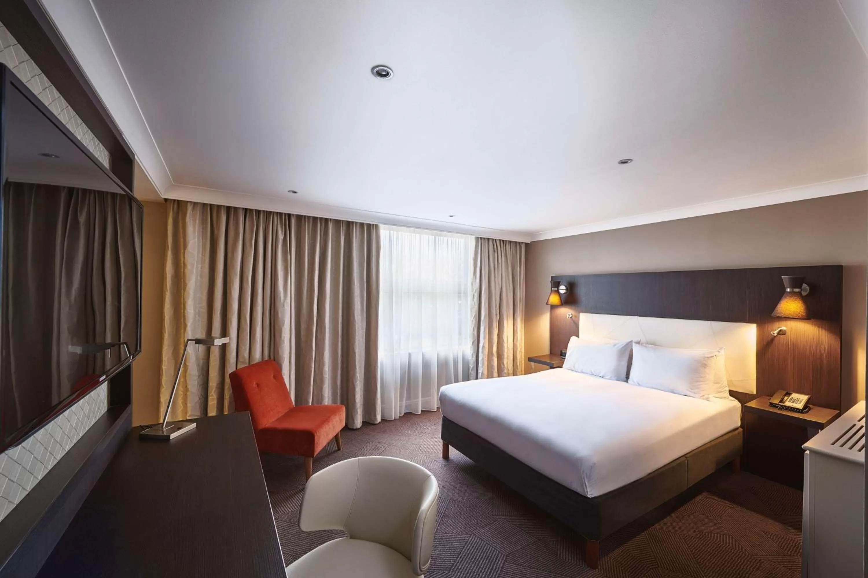 Bedroom, Bed in DoubleTree by Hilton London Ealing