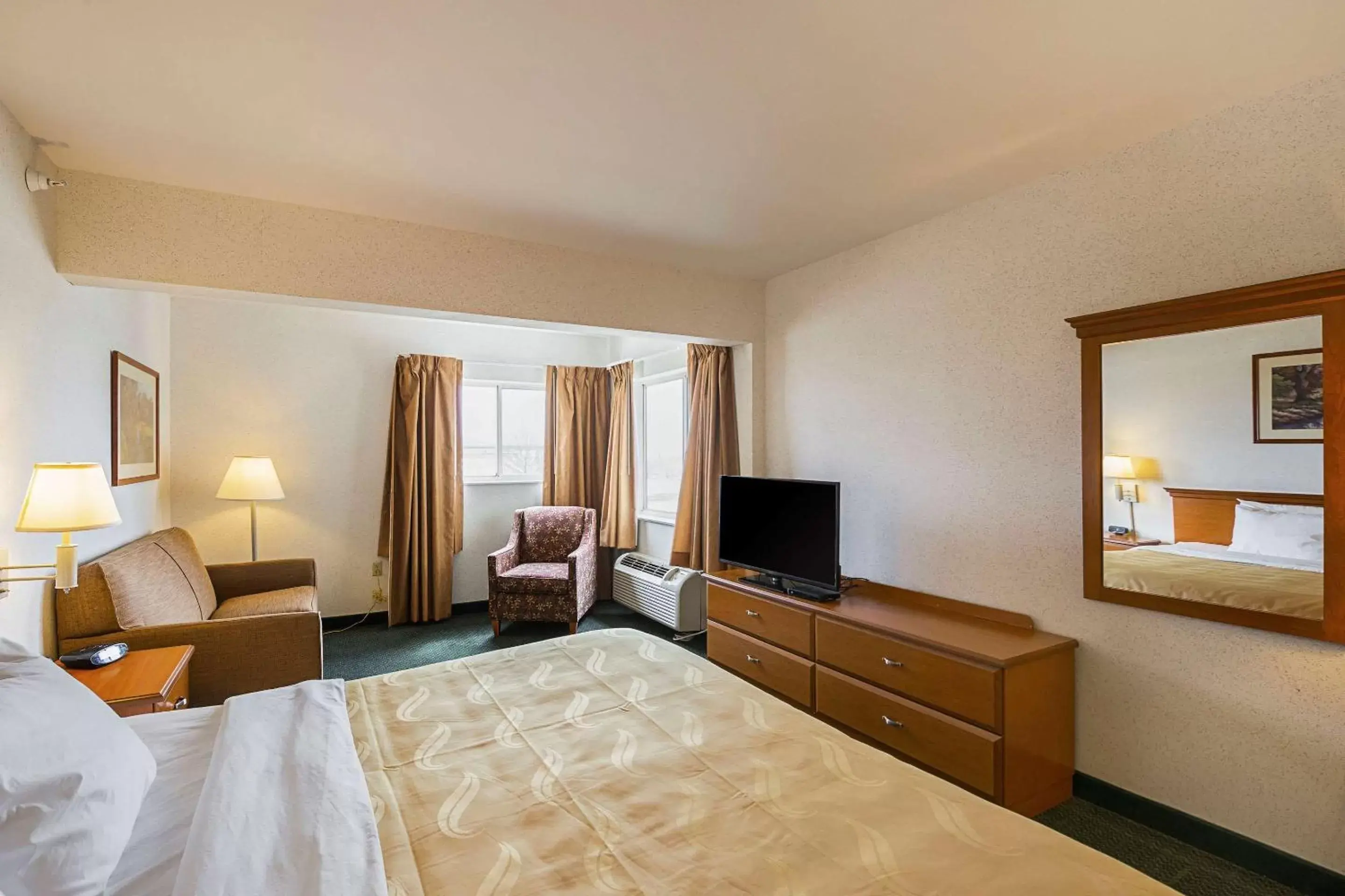 Photo of the whole room, TV/Entertainment Center in Quality Inn & Suites Belmont Route 151