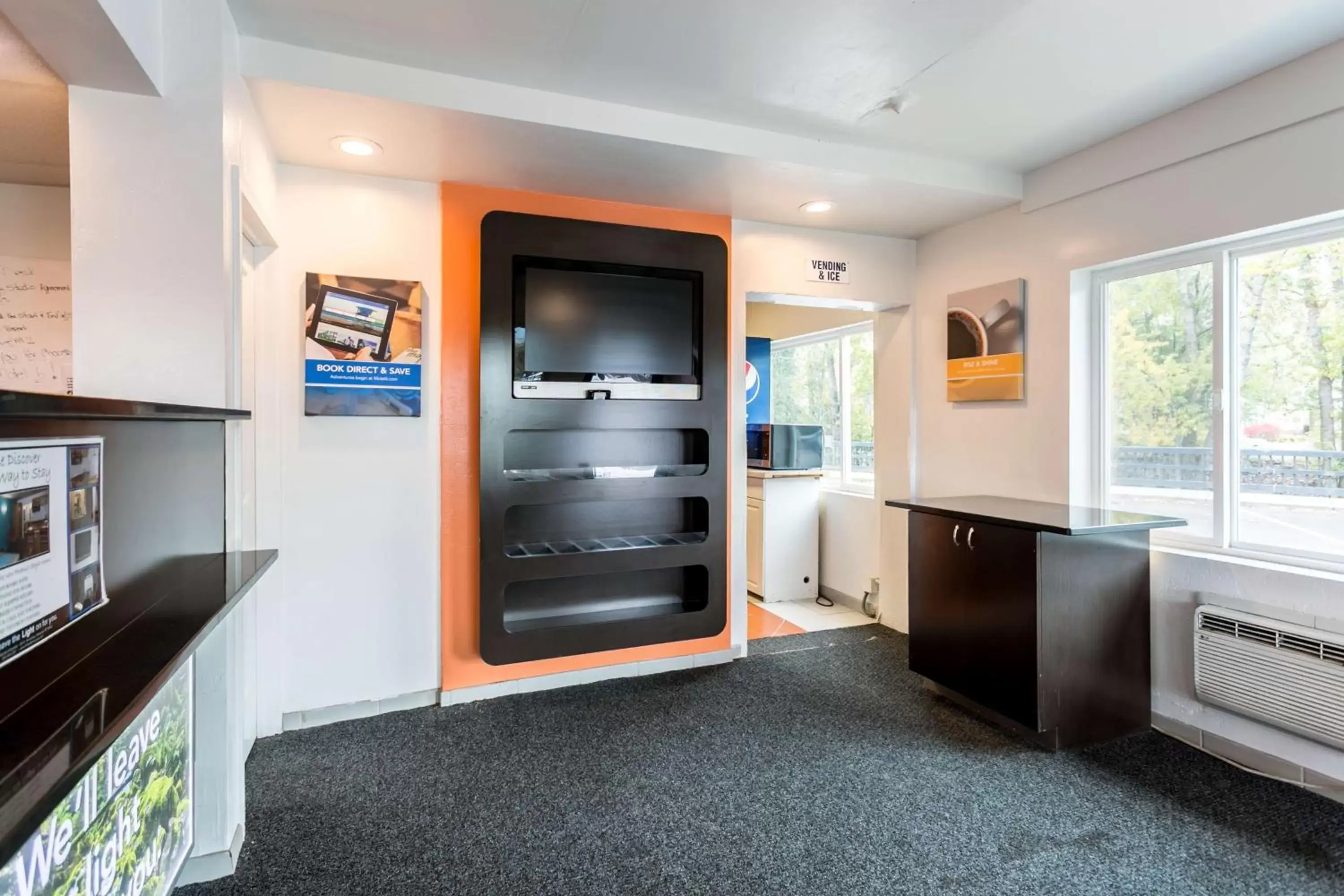 Lobby or reception, Kitchen/Kitchenette in Motel 6-Missoula, MT - University