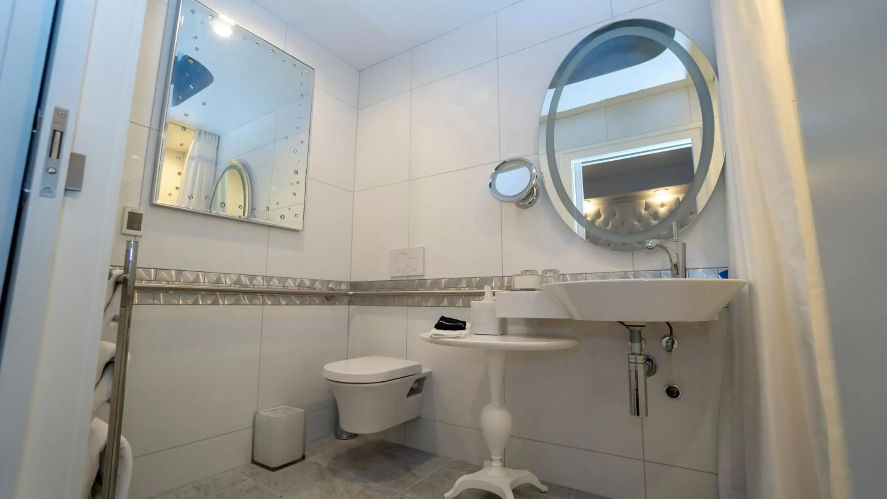 Toilet, Bathroom in Stonehurst Place Bed & Breakfast