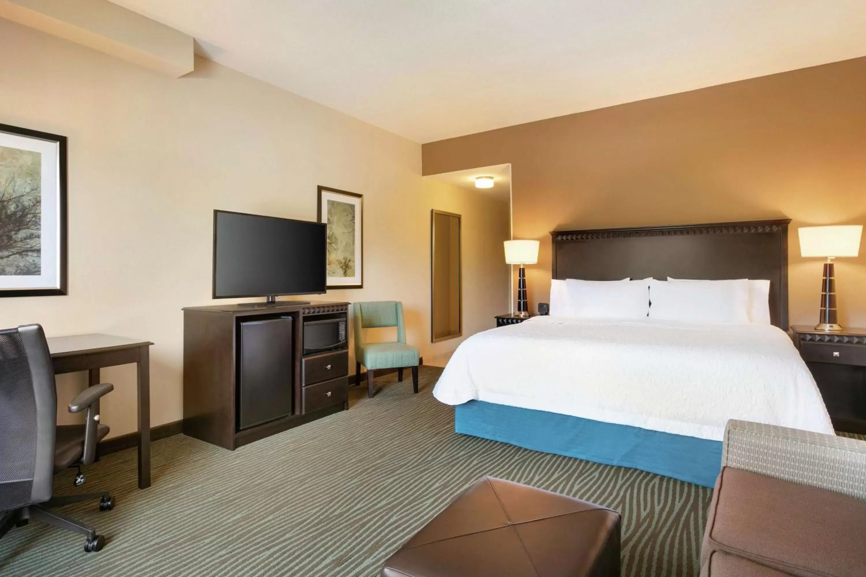 Bedroom, Bed in Hampton Inn and Suites Parkersburg Downtown