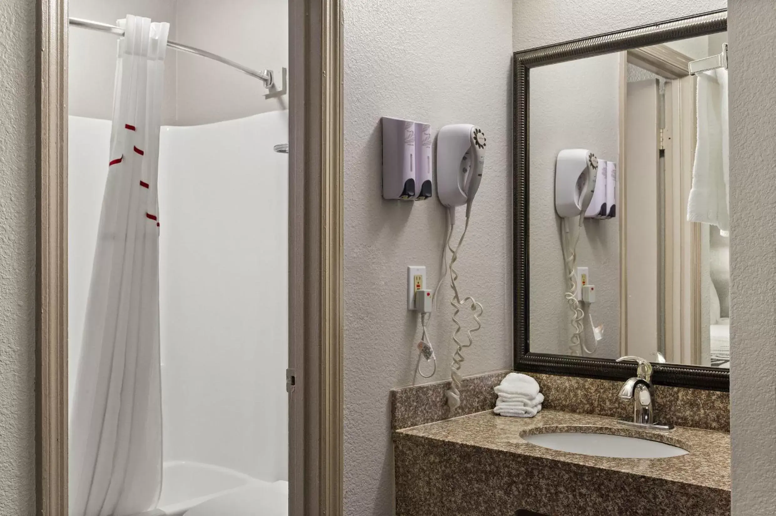 Bathroom in Red Roof Inn Baldwin