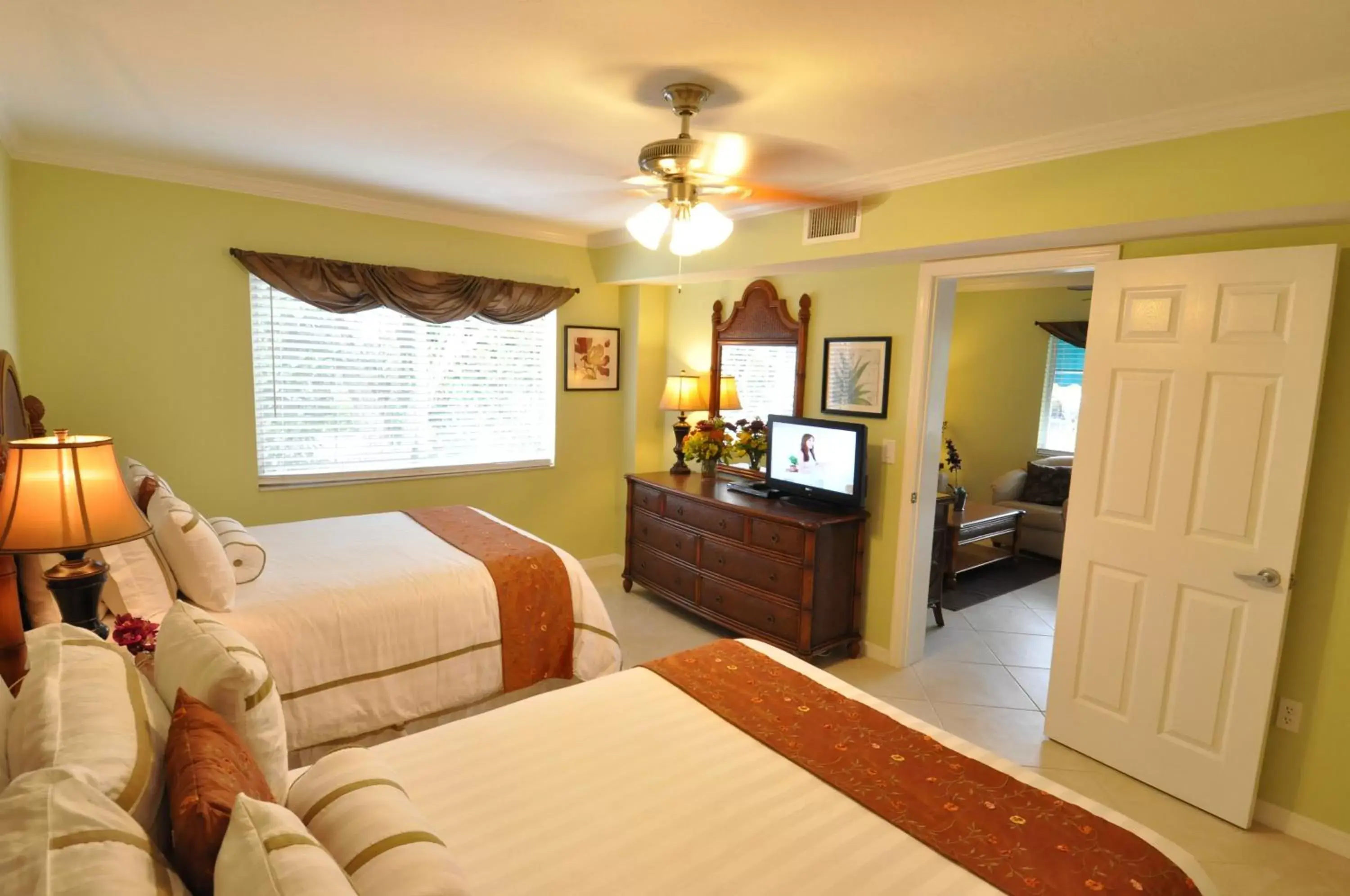 Bed in Tropical Beach Resorts - Sarasota