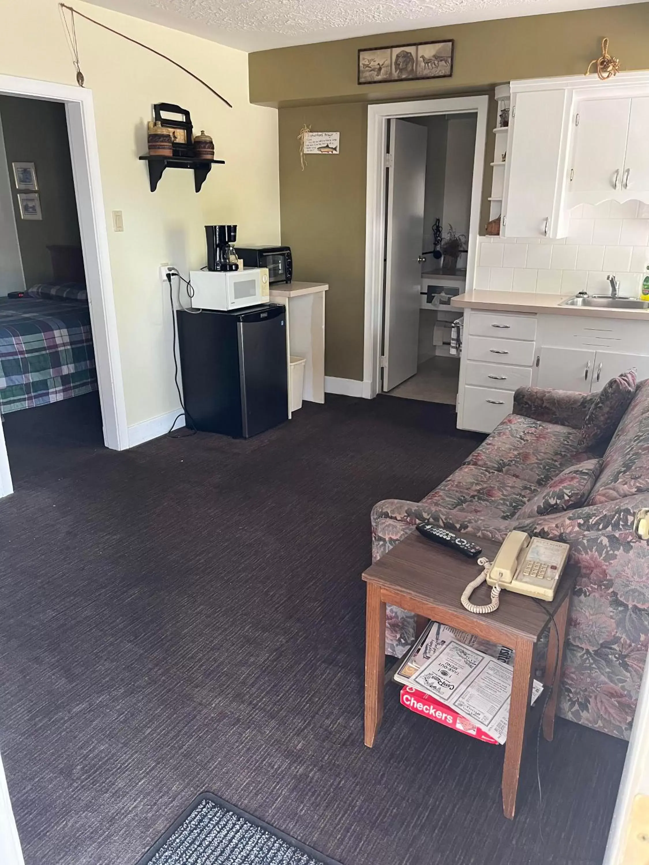 Kitchen/Kitchenette in Bluebird Motel