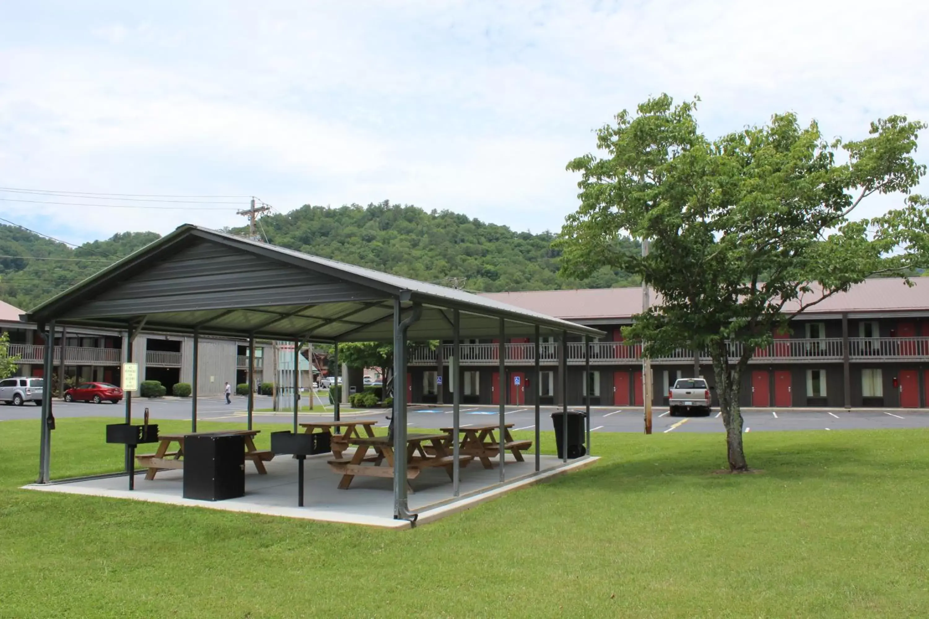 Patio, Property Building in Great Smokies Inn - Cherokee