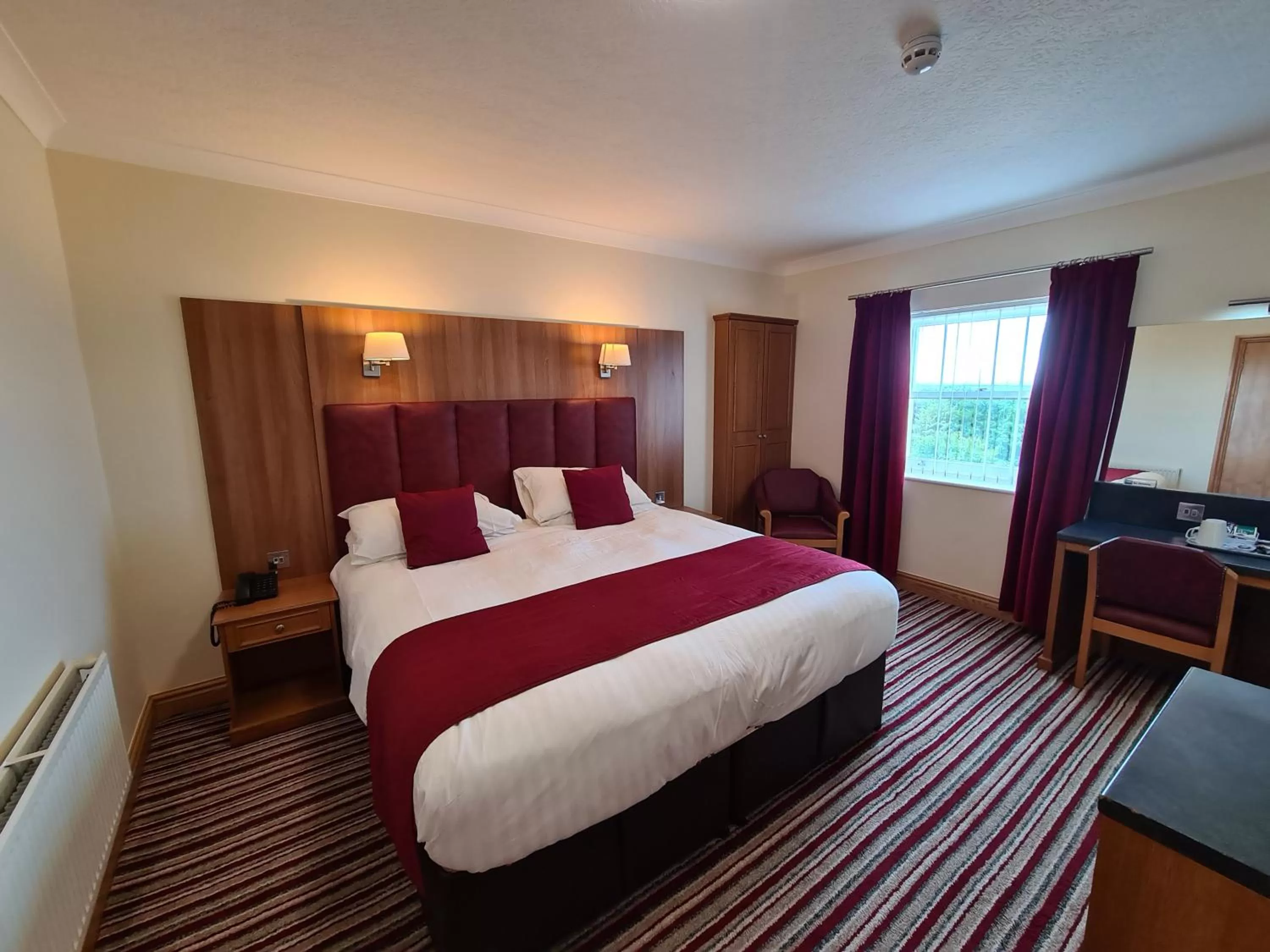 Bedroom, Bed in The Royal Hotel