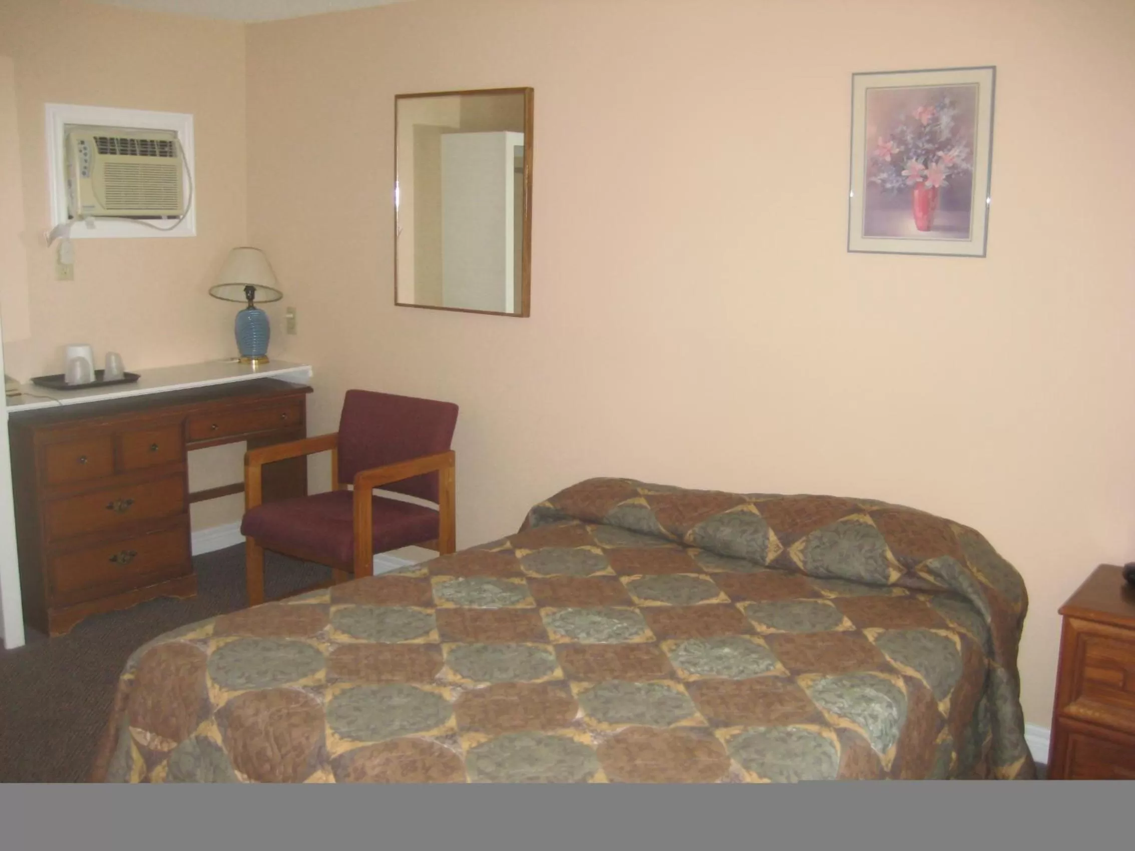 Photo of the whole room, Bed in Hipwell's Motel