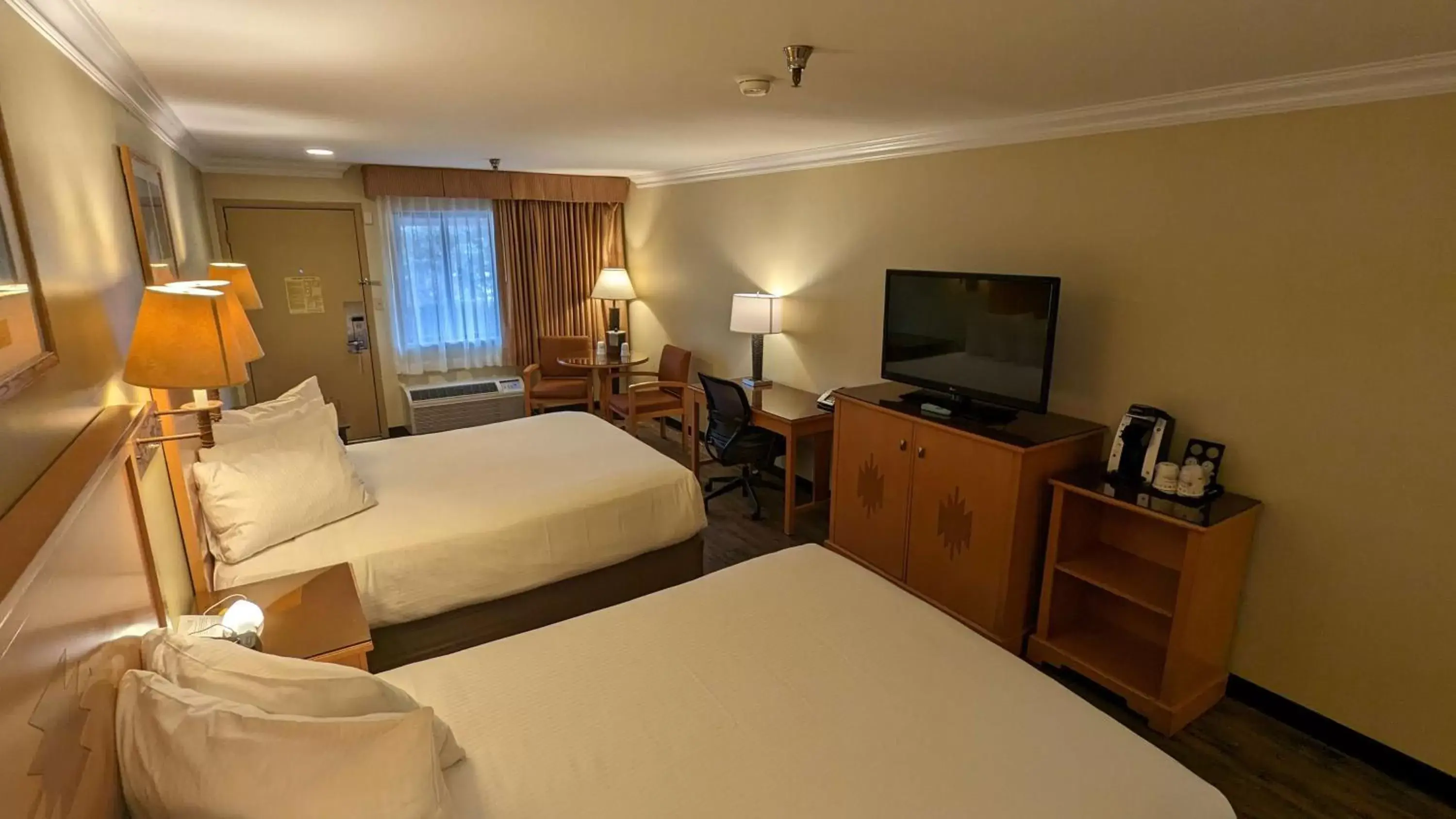 Bedroom, TV/Entertainment Center in Squire Resort at the Grand Canyon, BW Signature Collection