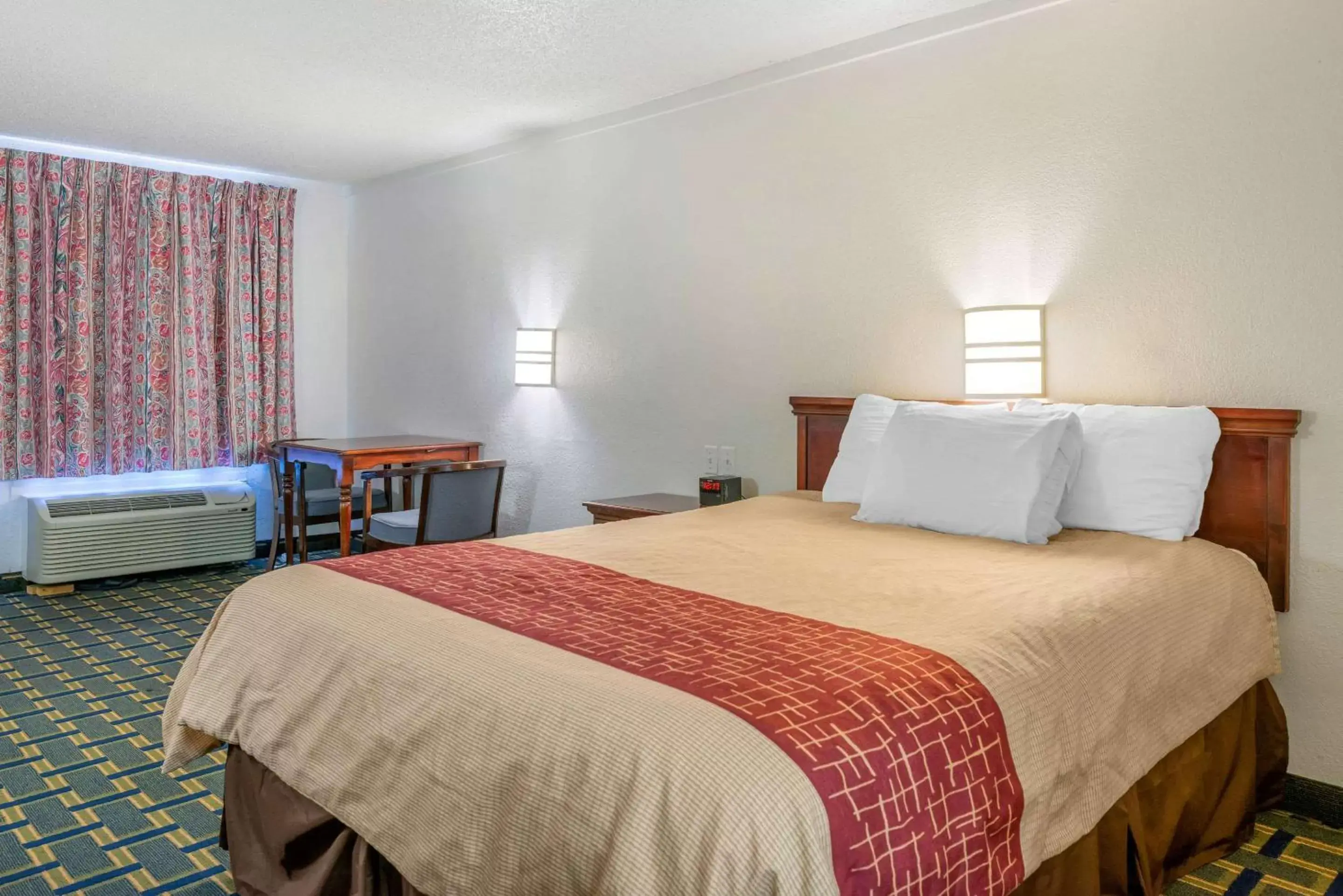 Photo of the whole room, Bed in Rodeway Inn Hilliard/Columbus