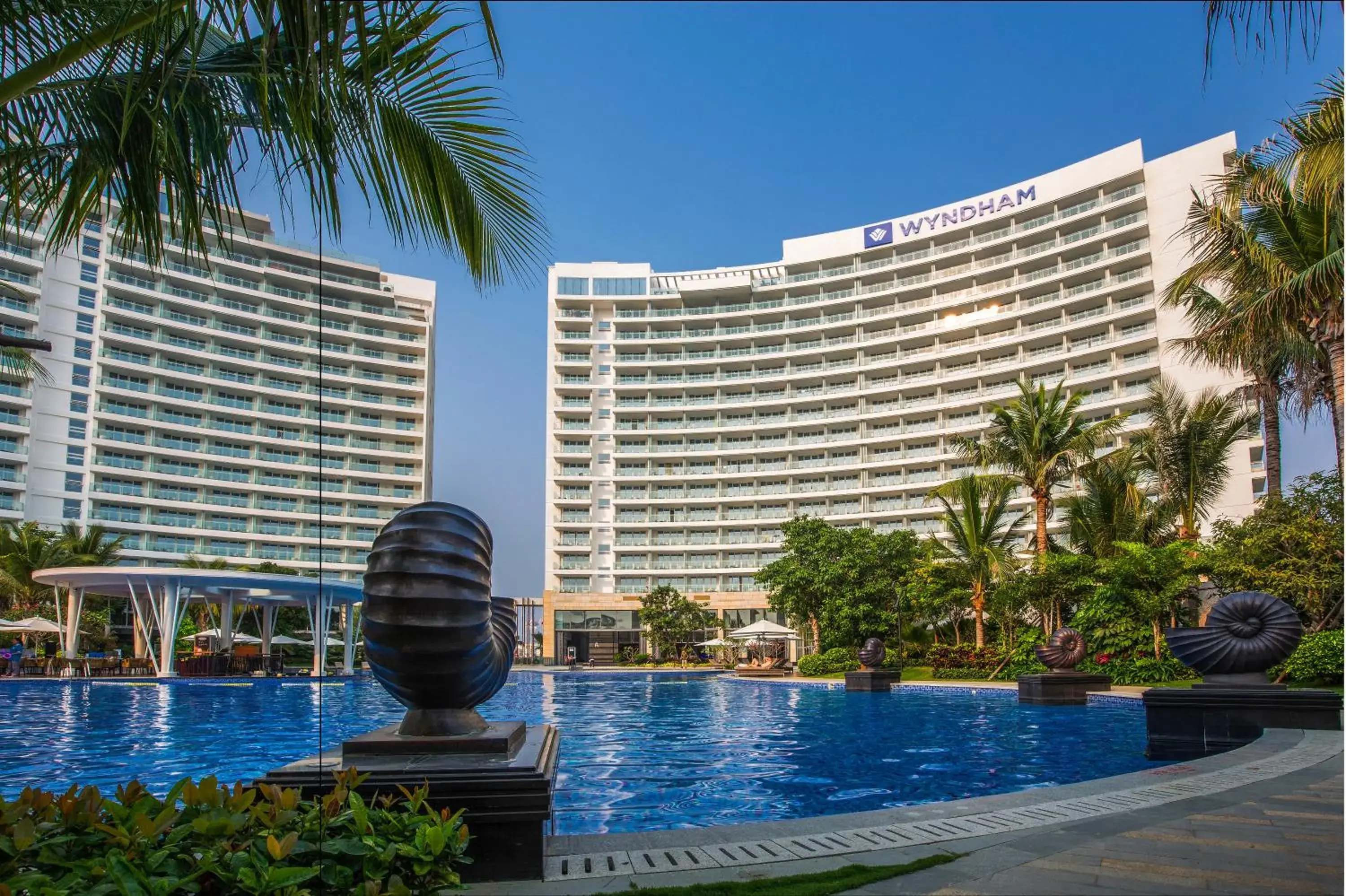 Property building, Swimming Pool in Wyndham Sanya Bay