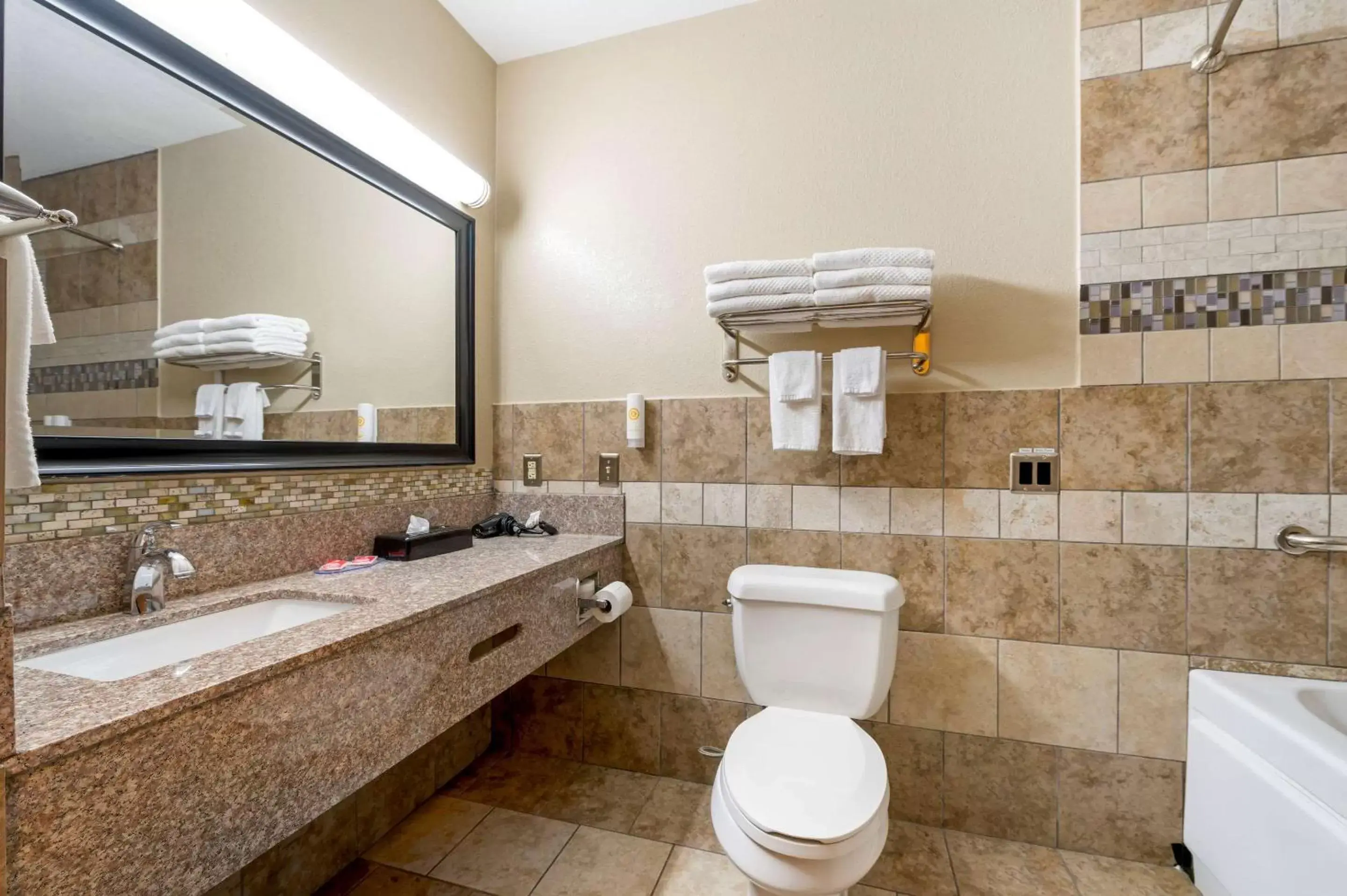 Bedroom, Bathroom in Econo Lodge Shelbyville