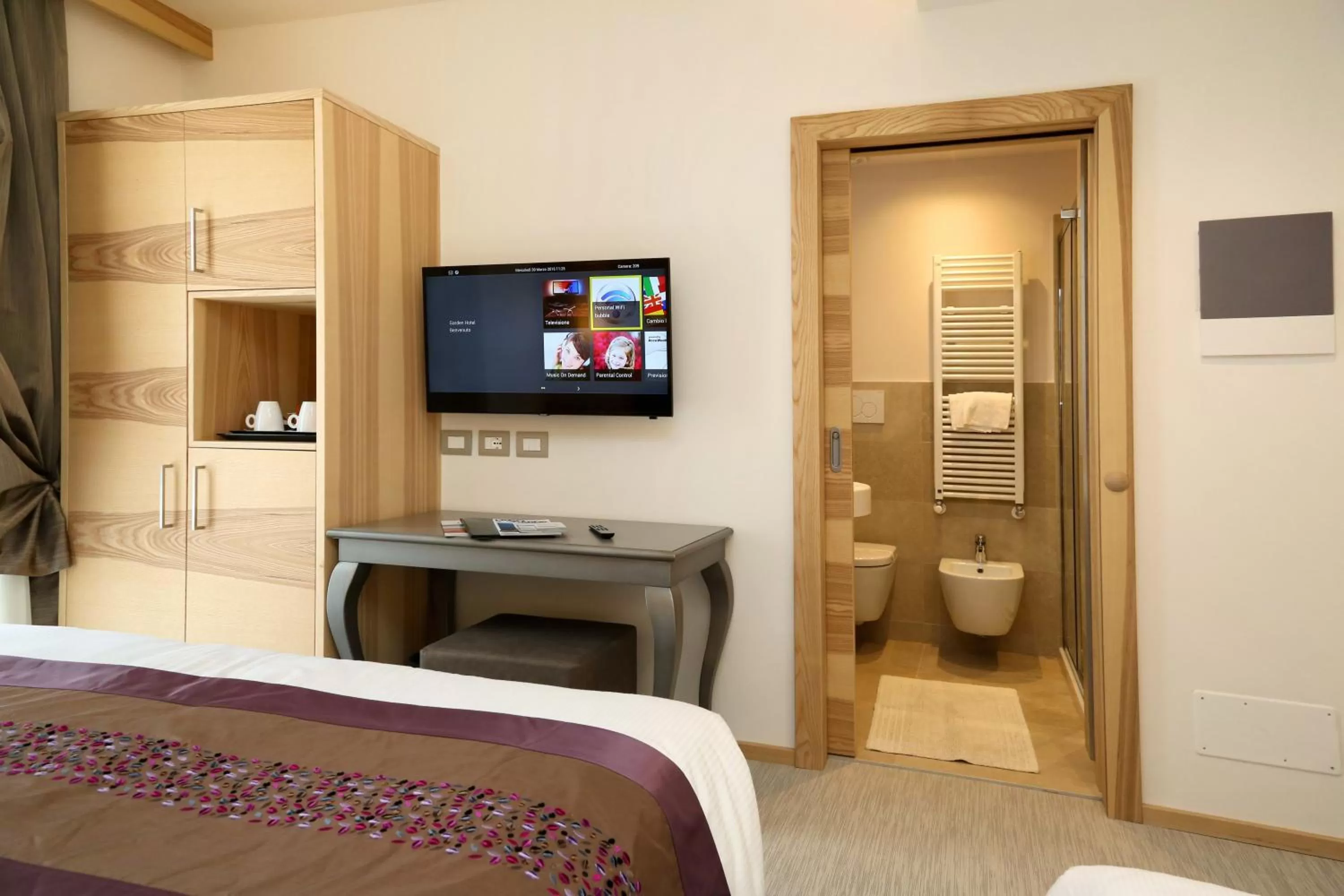 Toilet, Bed in Hotel Garden