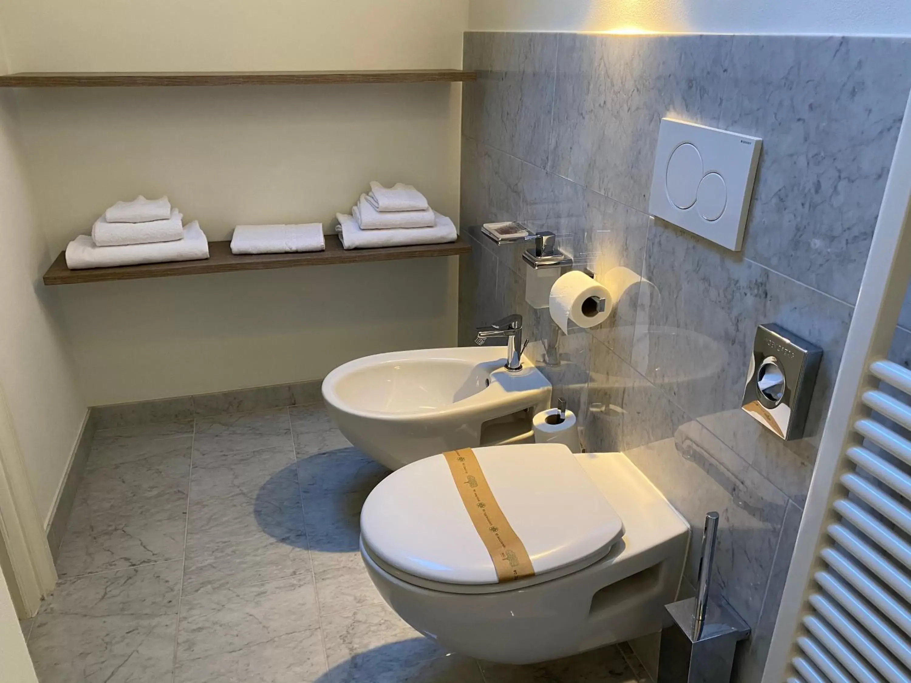 Bathroom in Camin Hotel Luino