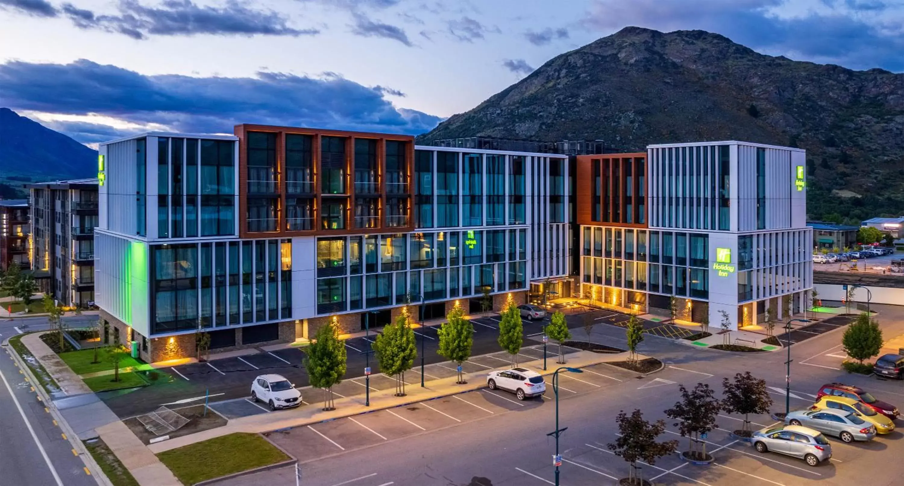 Parking in Holiday Inn Queenstown Remarkables Park