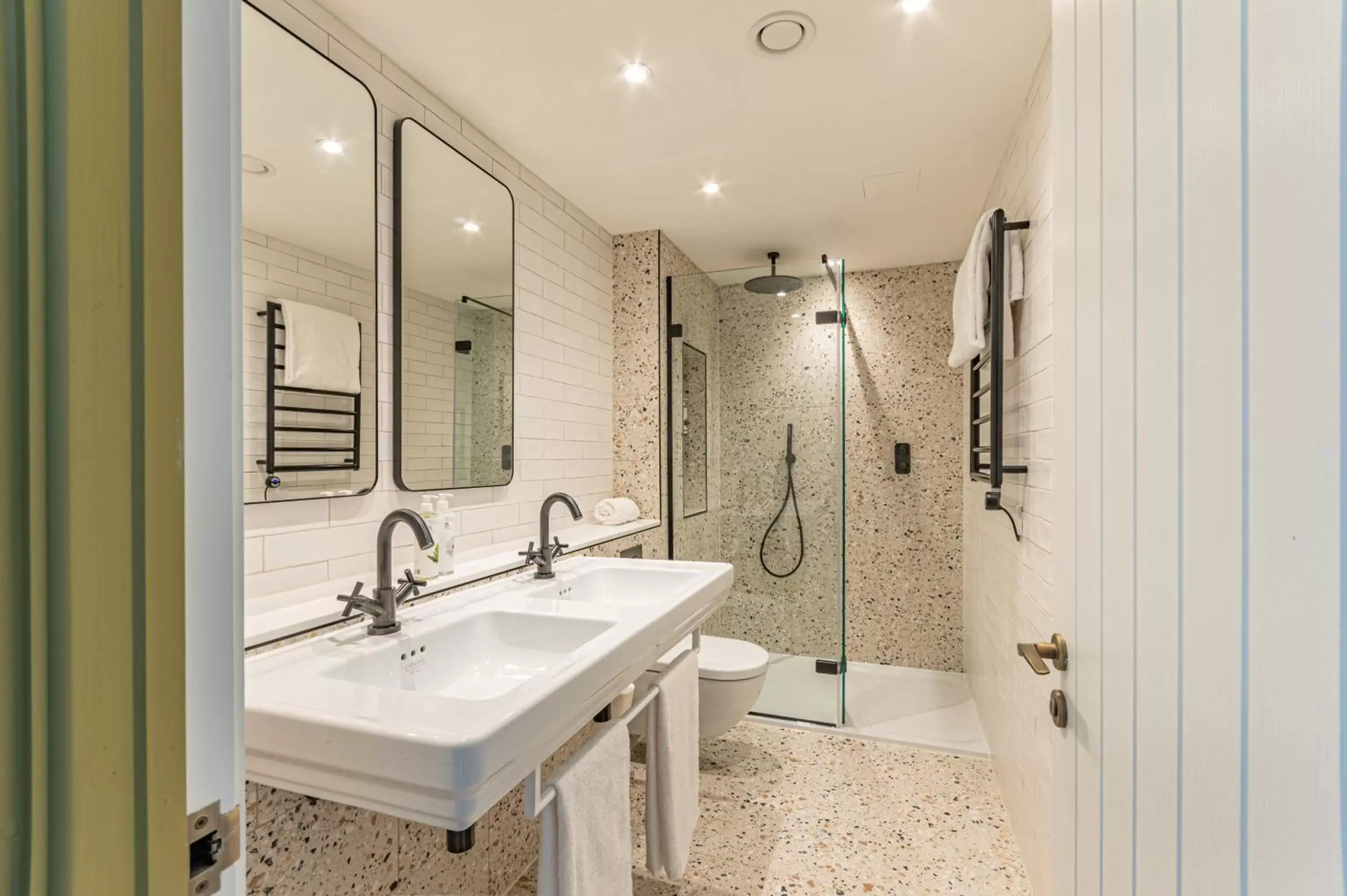 Shower, Bathroom in Harbour Beach Club, Hotel & Spa