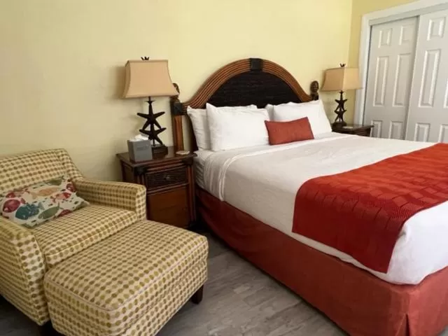 Swimming pool, Bed in Coconut Bay Resort - Key Largo