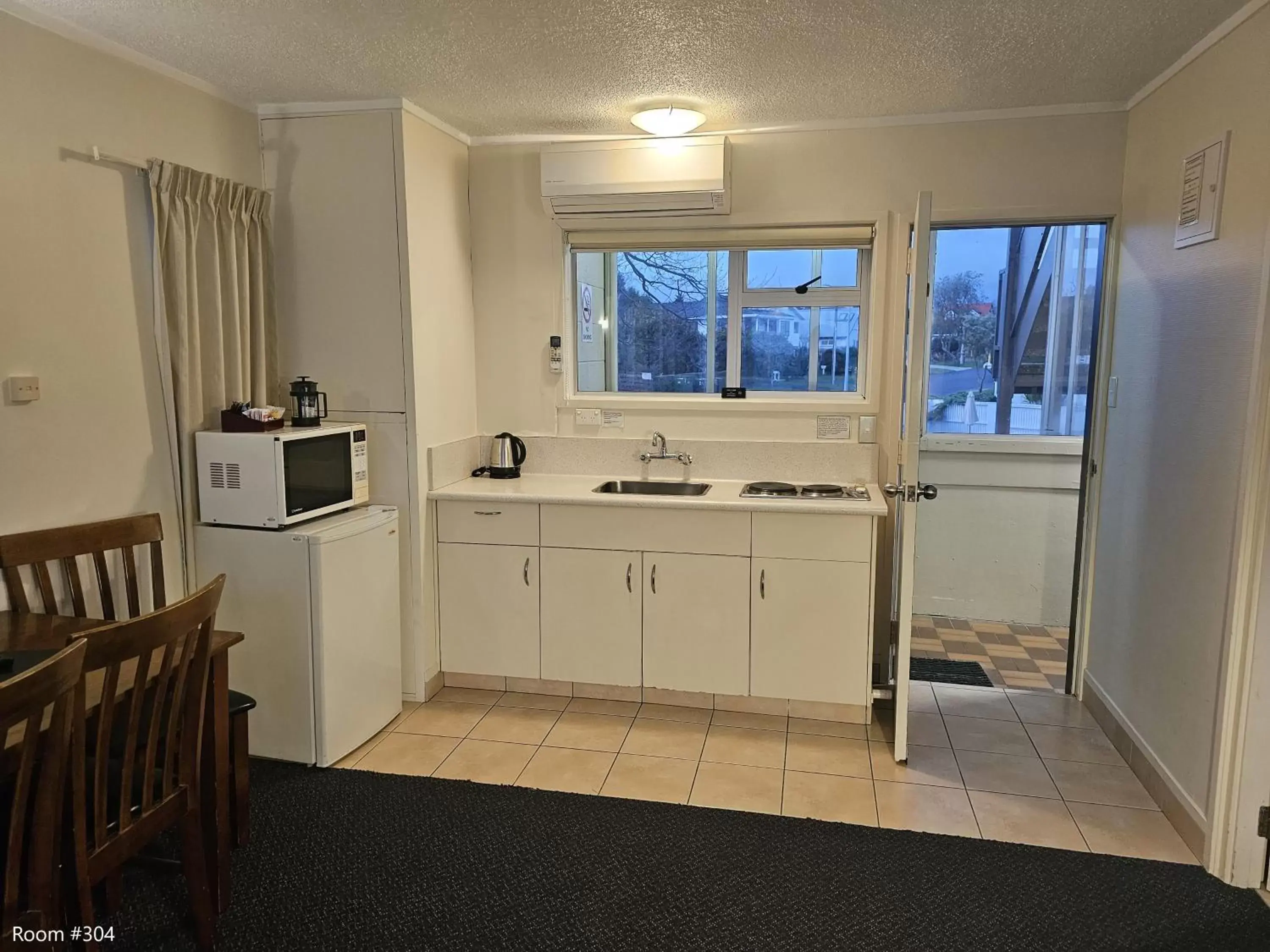 Kitchen or kitchenette, Kitchen/Kitchenette in Tui Oaks Motel