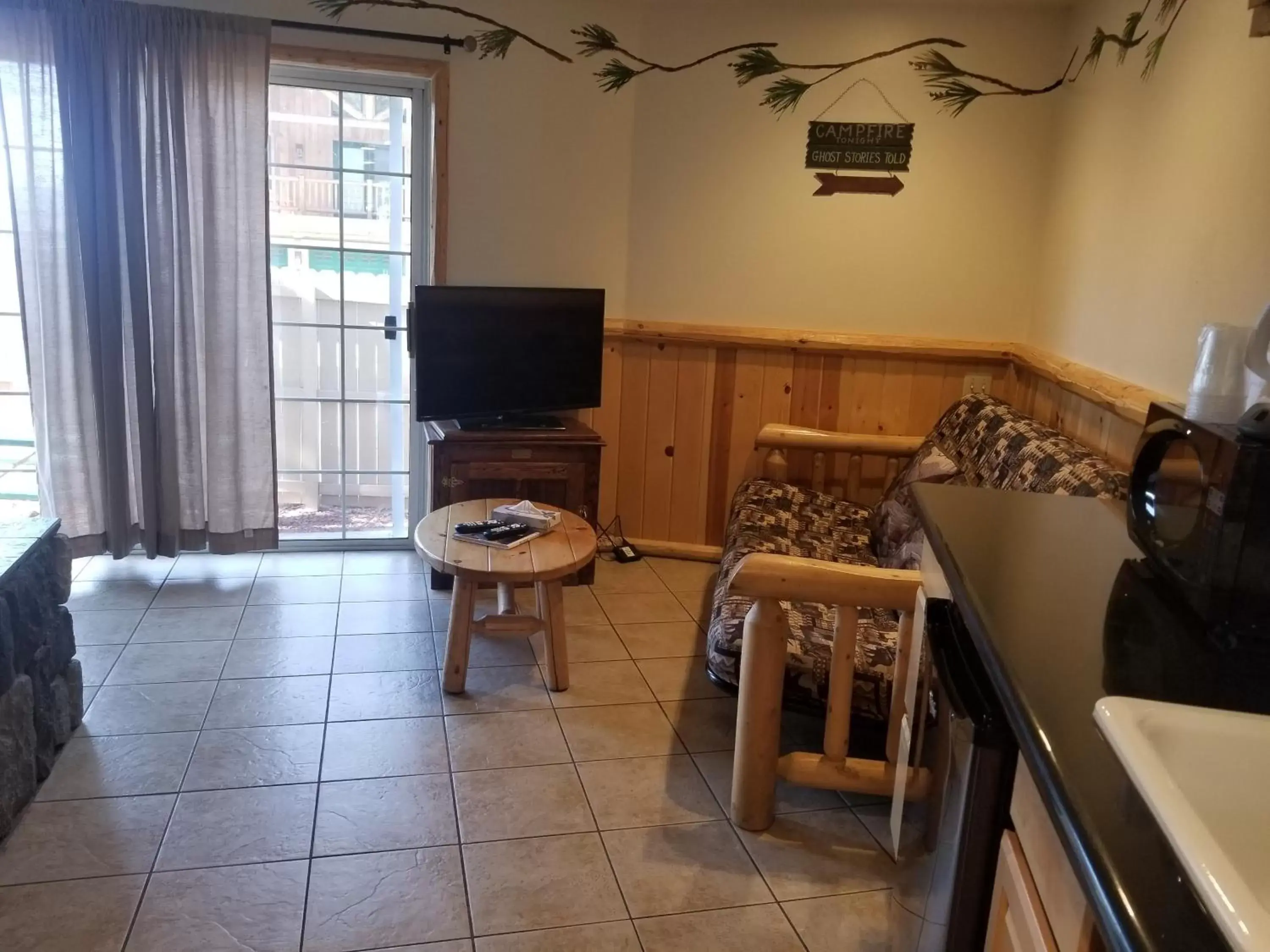 Living room, TV/Entertainment Center in Fireside Lodge