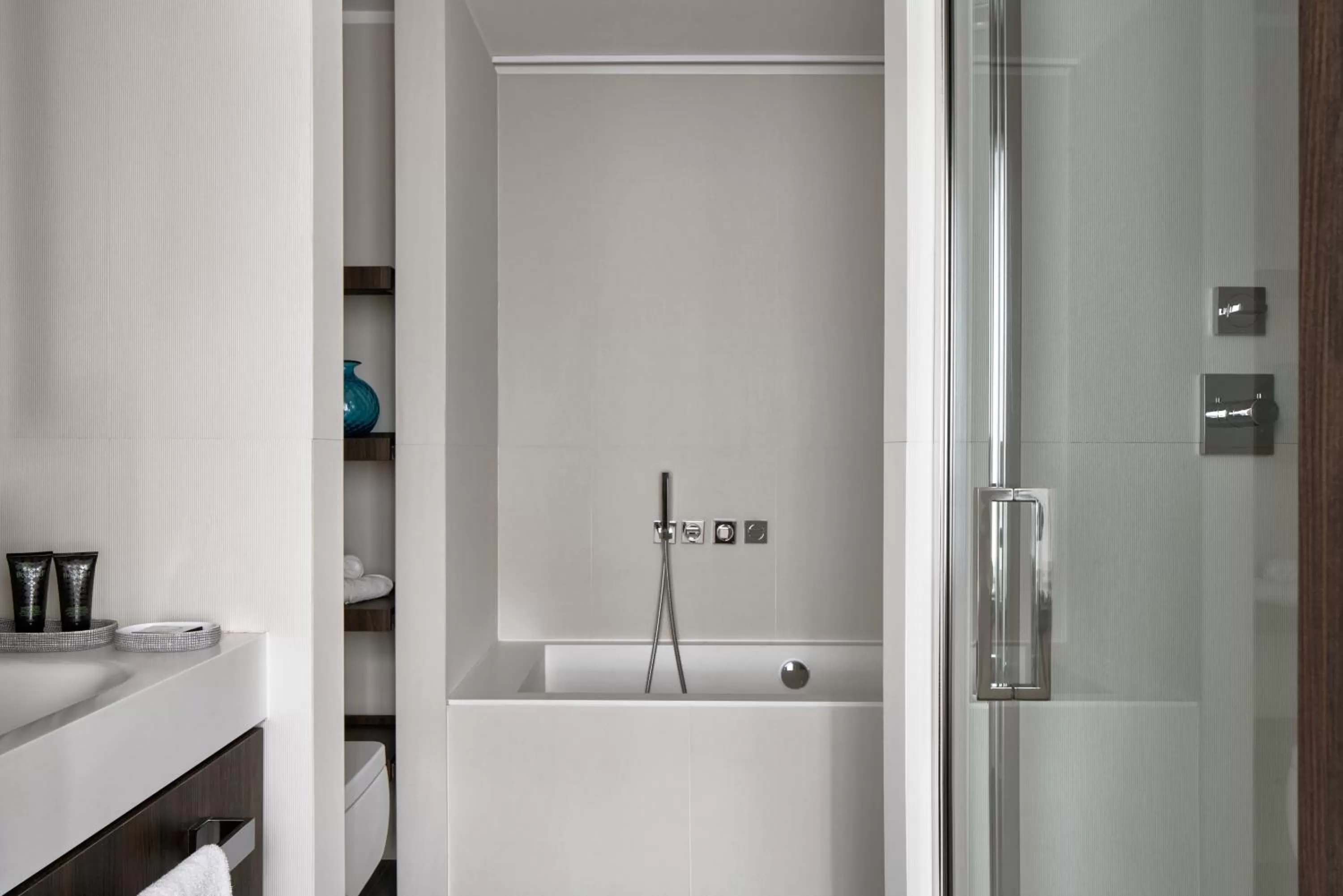 Shower in Hyatt Centric Milan Centrale