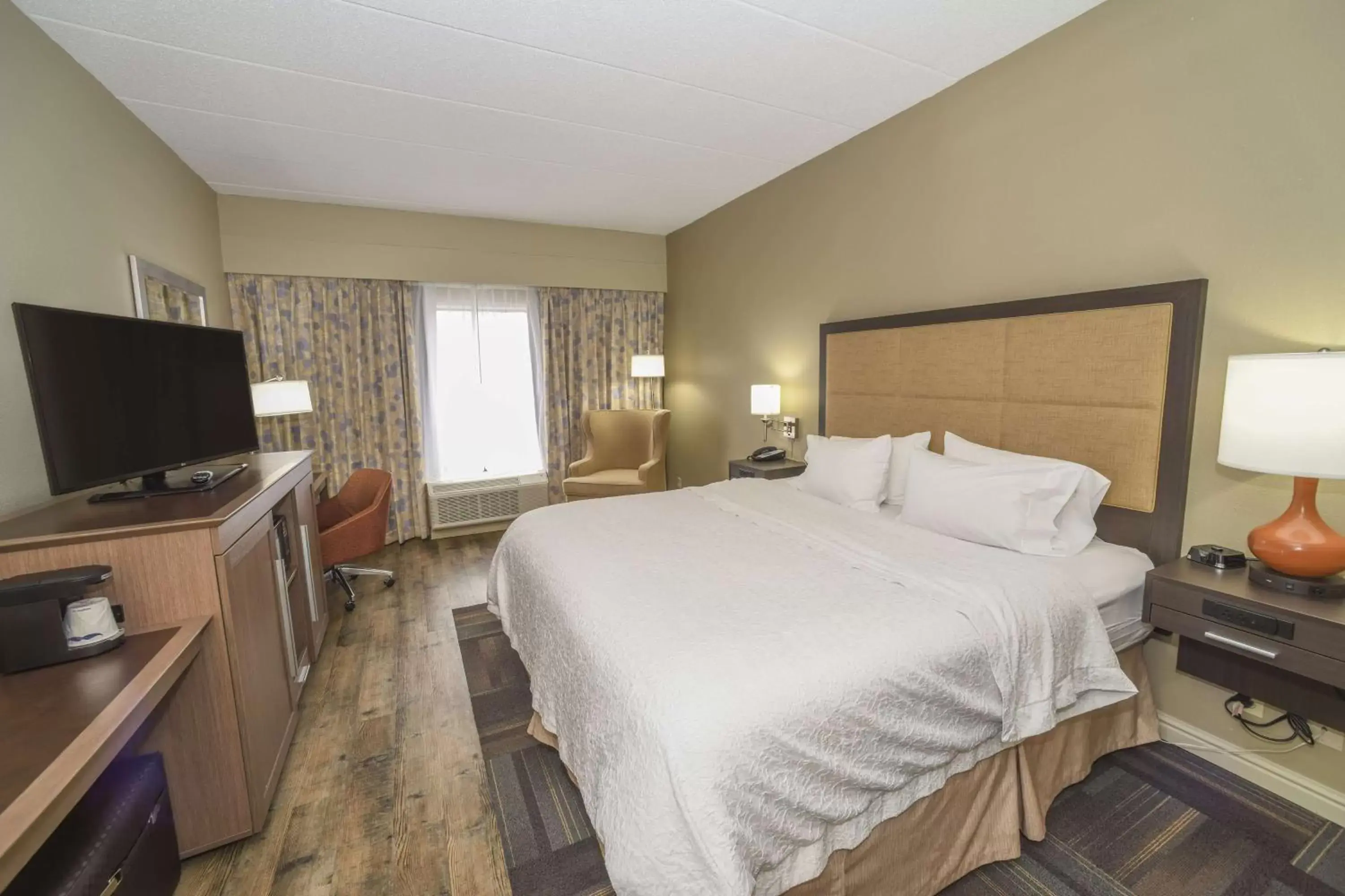 Bedroom, Bed in Hampton Inn Cincinnati Eastgate